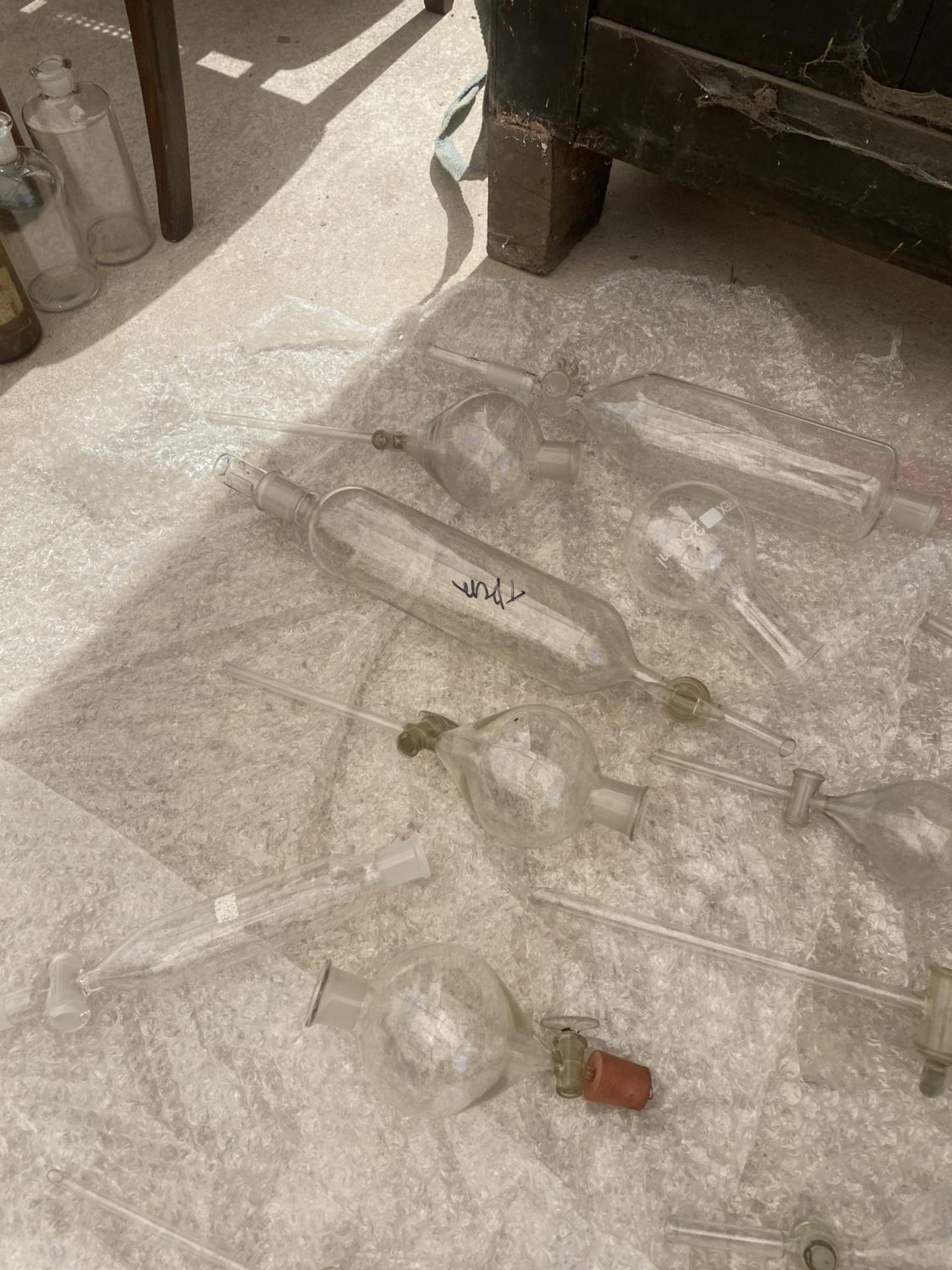 AN ASSORTMENT OF SCIENTIFIC GLASS BOTTLES AND VESSELS - Image 5 of 5