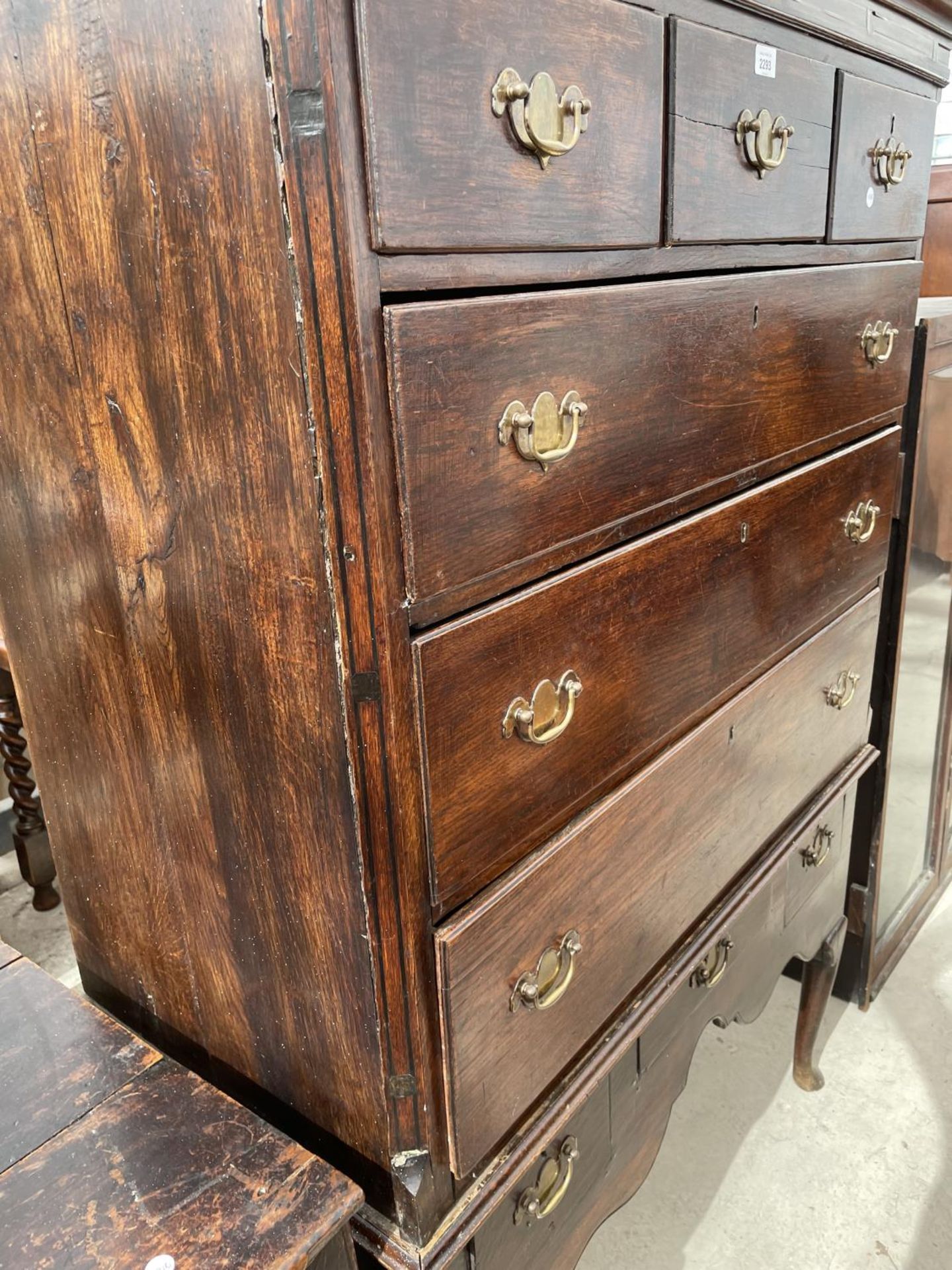 A GEORGE III OAK CHEST ON STAND, THE BASE ON FRONT CABRIOLE LEGS, WITH THREE DRAWERS, THE UPPER - Image 6 of 8