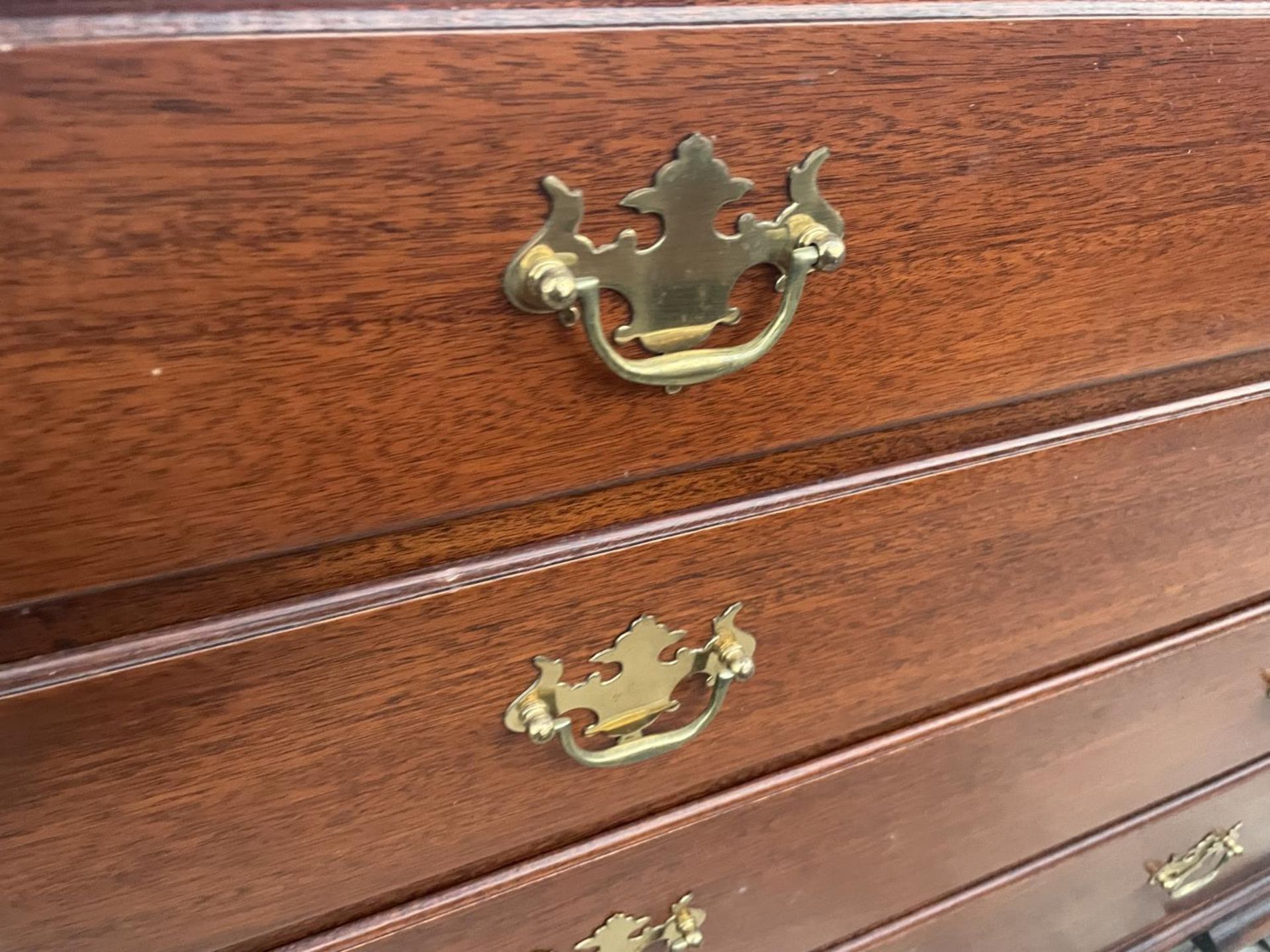 A GEORGIAN STYLE MAHOGANY CHEST OF FOUR GRADUATED DRAWERS BEARING ARCHER & SMITH LTD LABEL, 39.5" - Image 4 of 5