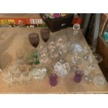 A MIXED SELECTION OF GLASSWARE TO INCLUDE WINE GLASSES SHERRY GLASSES AND A CARAFE