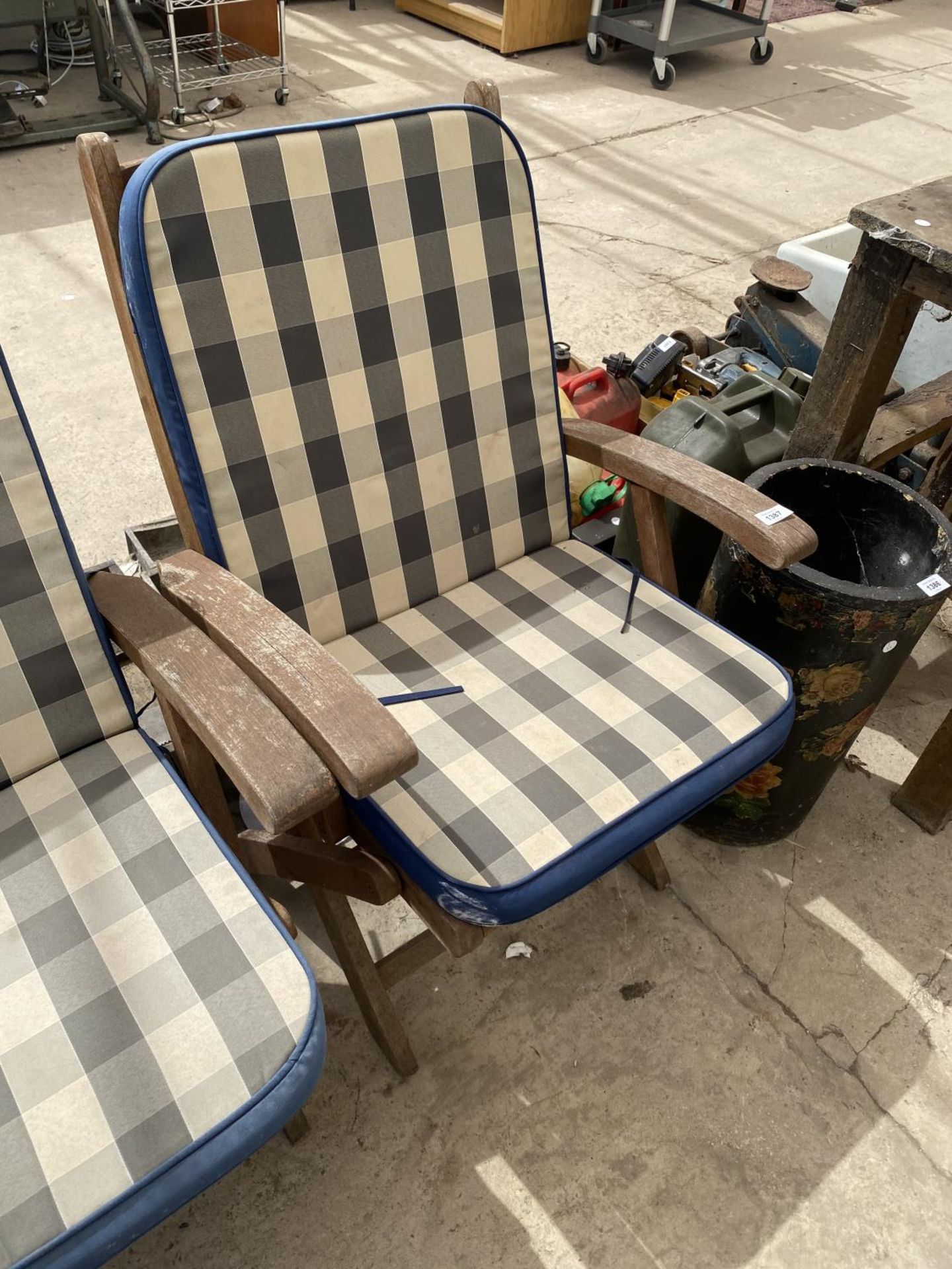 A PAIR OF TEAK FOLDING GARDEN CHAIRS - Image 2 of 3