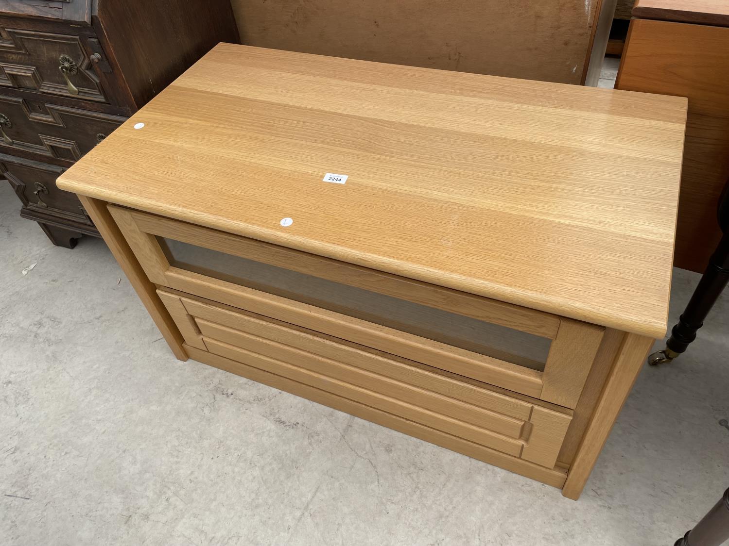 A MODERN OAK TV/VIDEO UNIT