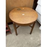 A MID 20TH CENTURY OAK OCCASIONAL TABLE, 22" DIAMETER