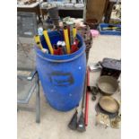 AN ASSORTMENT OF GARDEN ITEMS TO INCLUDE GARDEN BURNERS AND POLES ETC