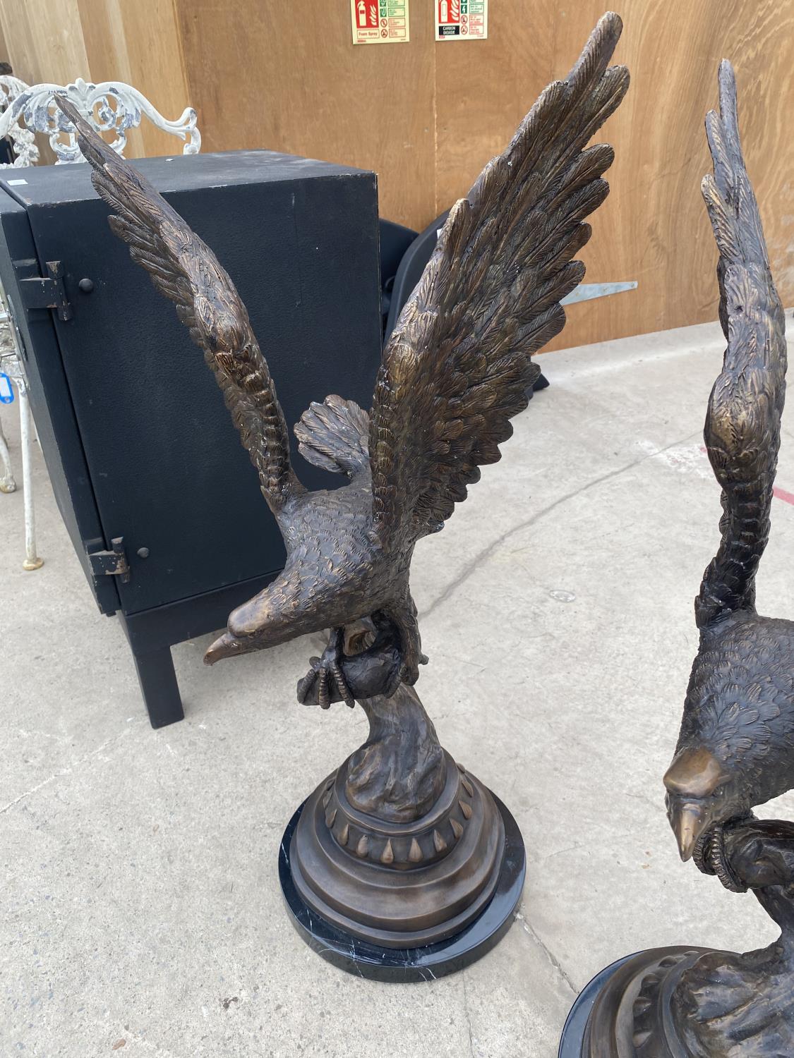 A PAIR OF IMPRESSIVE BRONZE SCULPTURES OF EAGLES 89CM HIGH 53CM WIDTH - Image 5 of 7