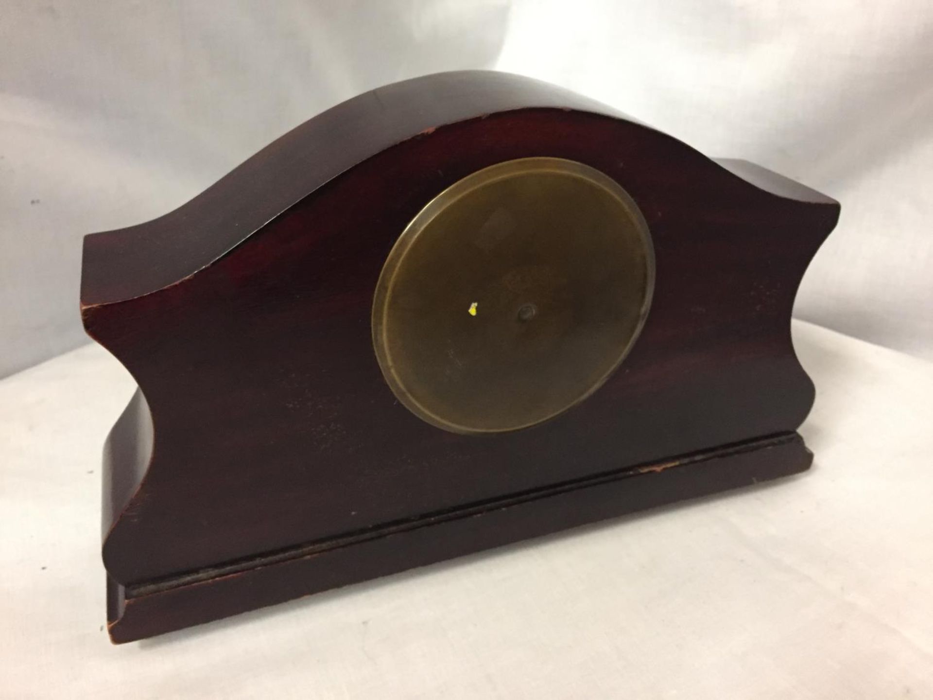 AN INLAID MAHOGANY MANTLE CLOCK WITH GILDED CENTRE FACE AND ENAMEL DIAL - Image 3 of 4