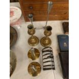 A MIXED COLLECTION TO INCLUDE TWO BRASS CANDLESTICK HOLDERS, TOAST RACK ETC