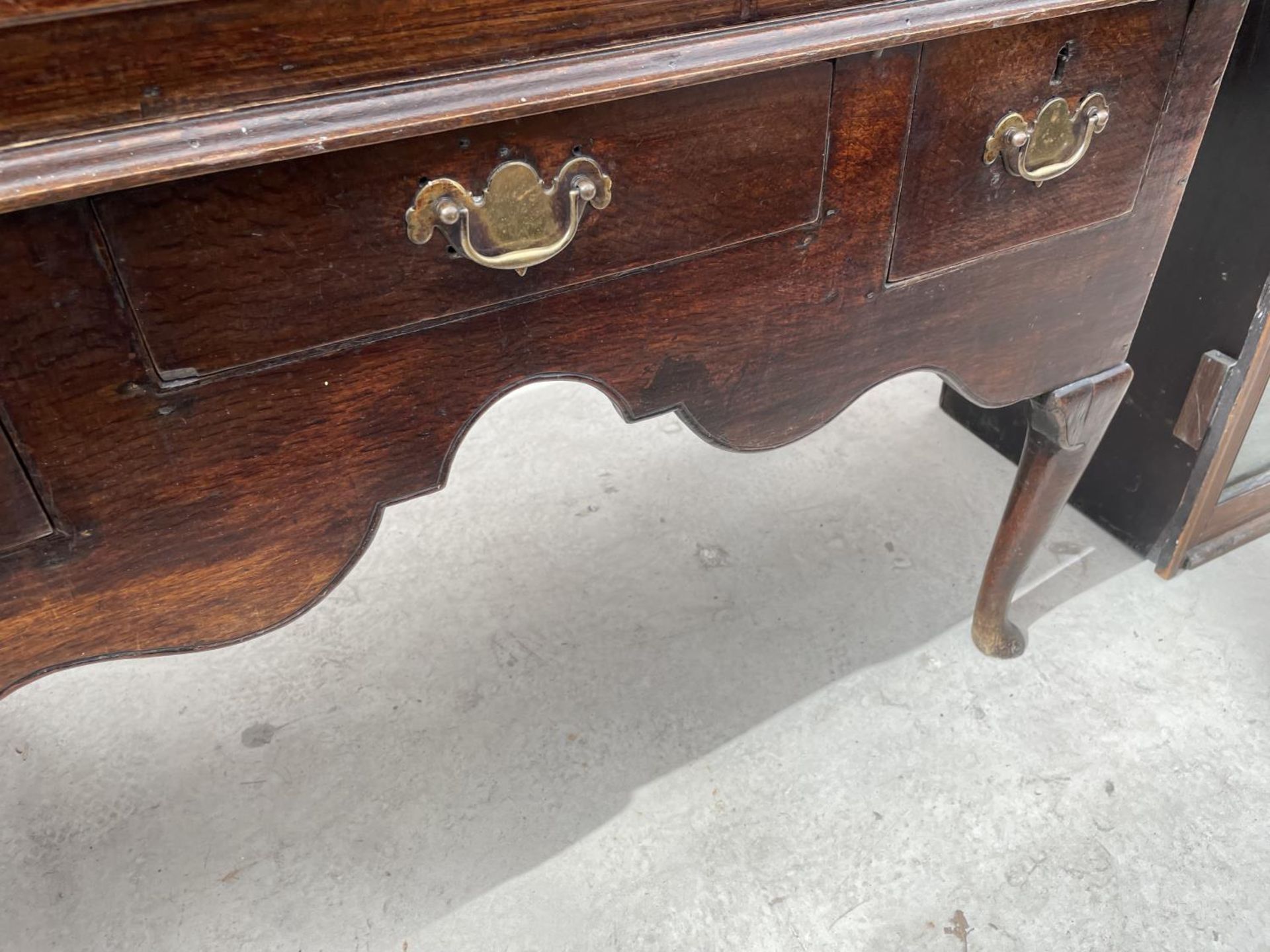 A GEORGE III OAK CHEST ON STAND, THE BASE ON FRONT CABRIOLE LEGS, WITH THREE DRAWERS, THE UPPER - Image 8 of 8