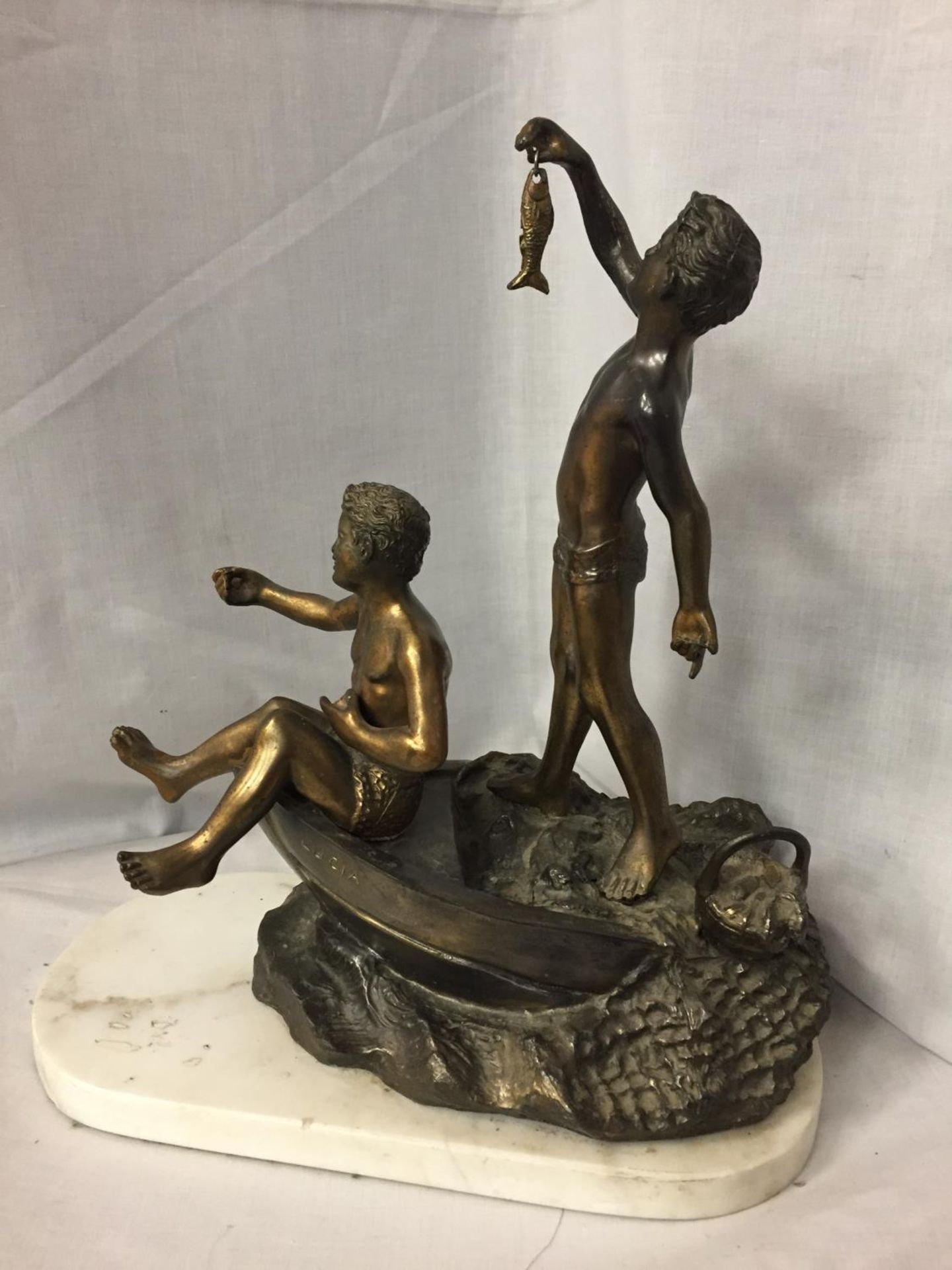 A SCULPTURE OF TWO BOYS IN A ROWING BOAT ON A MARBLE BASE - Image 2 of 4