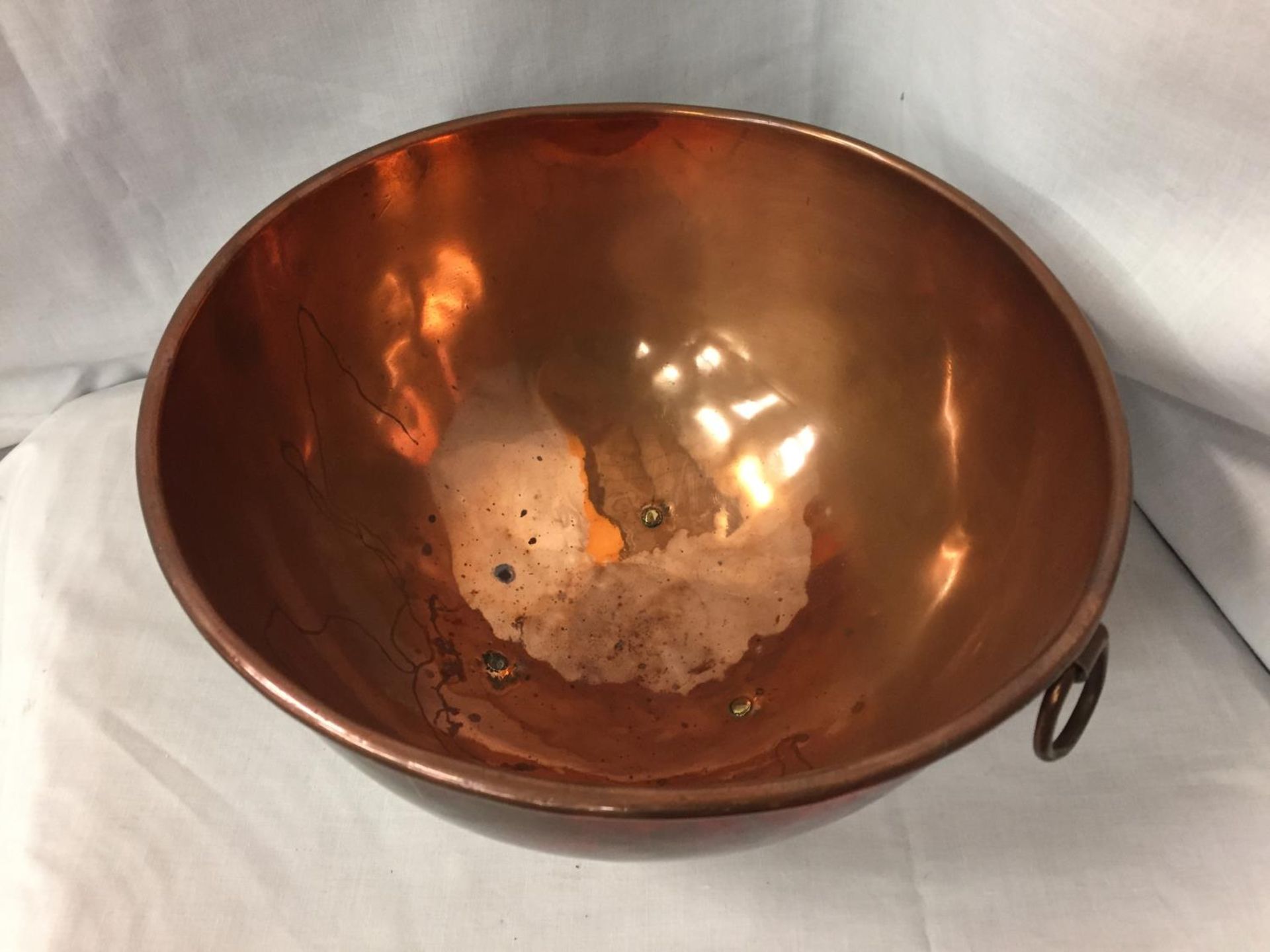 A TWIN HANDLED COPPER BOWL - Image 2 of 3