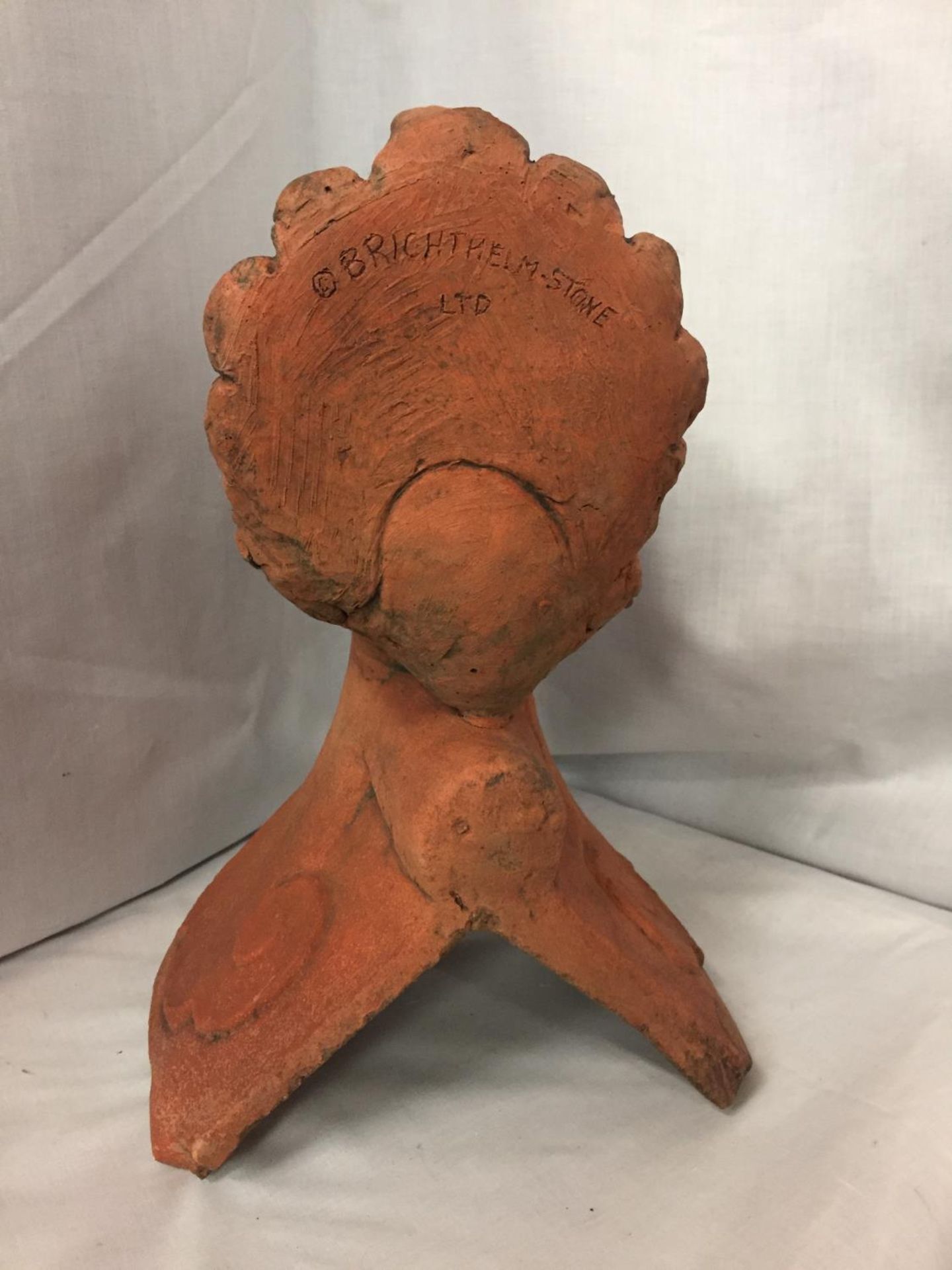 A TERRACOTTA ROOF TILE FINIAL OF A DOVE - Image 3 of 4