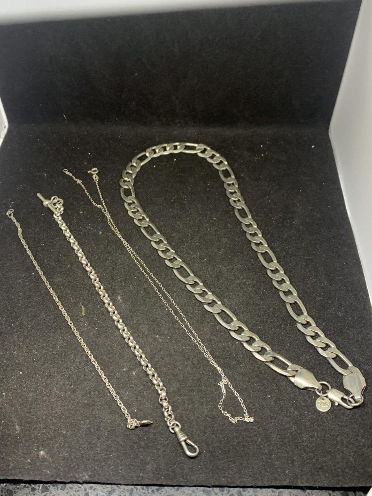 FOUR ITEMS OF SILVER JEWELLERY TO INCLUDE A HEAVY NECKLACE, FURTHER NECKLACE, A T BAR ALBERT CHAIN