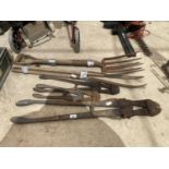 AN ASSORTMENT OF TOOLS TO INCLUDE BOLT CUTTERS, FORKS AND SYTHES ETC