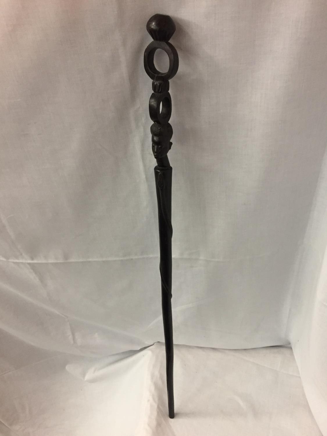 AN ANTIQUE AFRICAN TRIBAL ELDERS WALKING STICK / STAFF WITH FIGURAL HEAD AND SNAKE DESIGN TO BODY OF