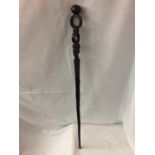 AN ANTIQUE AFRICAN TRIBAL ELDERS WALKING STICK / STAFF WITH FIGURAL HEAD AND SNAKE DESIGN TO BODY OF