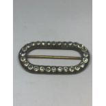 A DECORATIVE GEORGIAN SHOE BUCKLE WITH CLEAR STONES