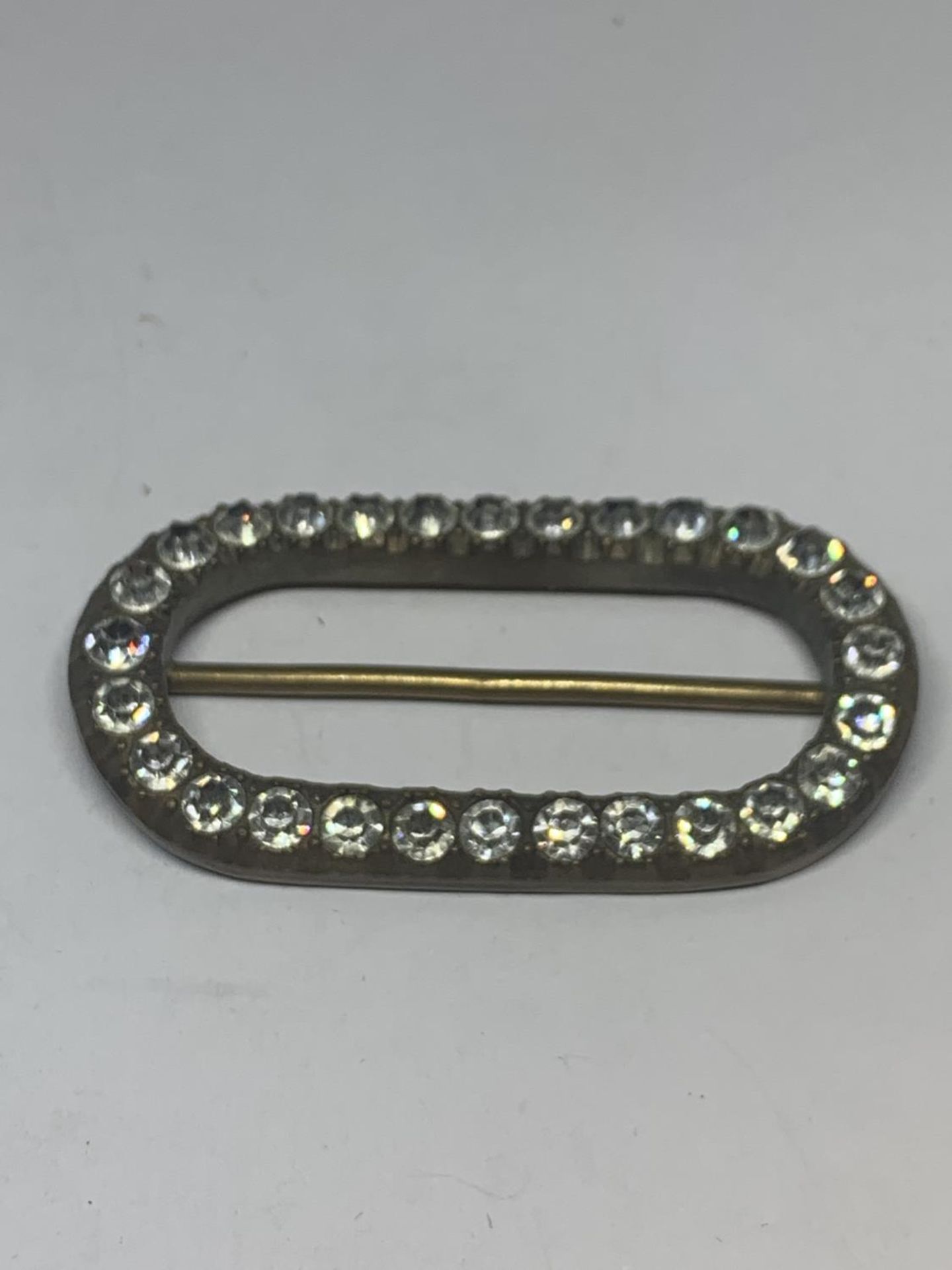 A DECORATIVE GEORGIAN SHOE BUCKLE WITH CLEAR STONES