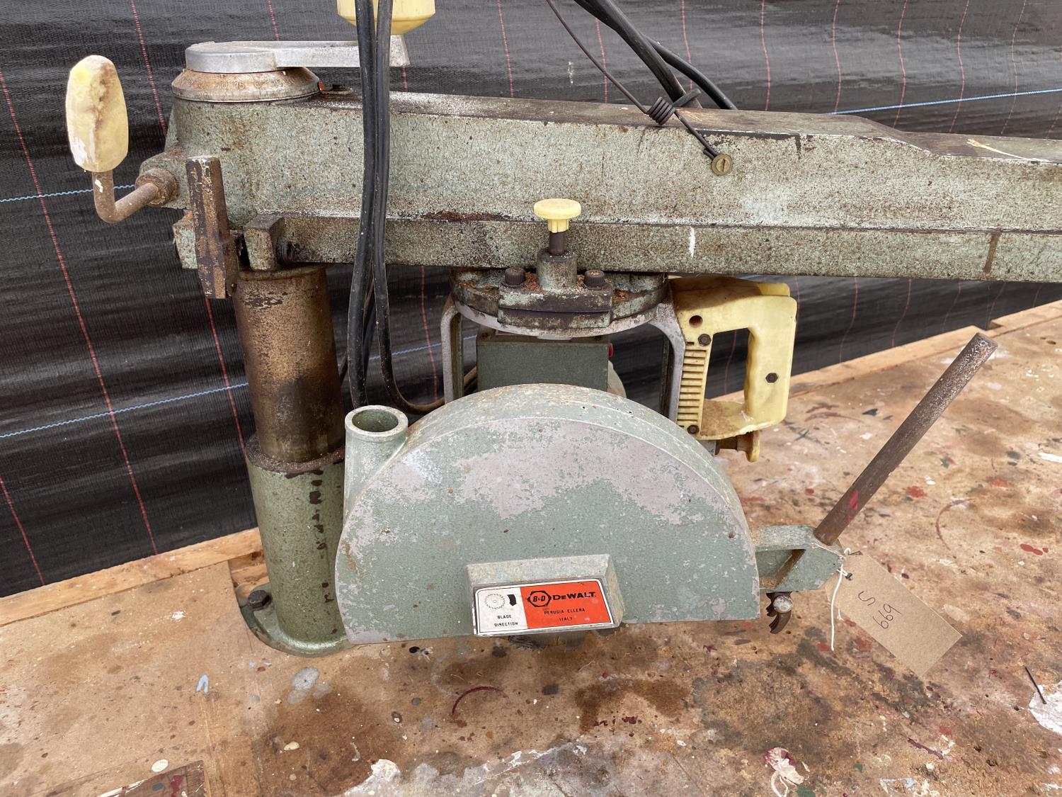 A LARGE INDUSTRIAL WORK BENCH WITH RECORD BENCH VICE AND DEWALT CIRCULAR SAW - Image 6 of 8