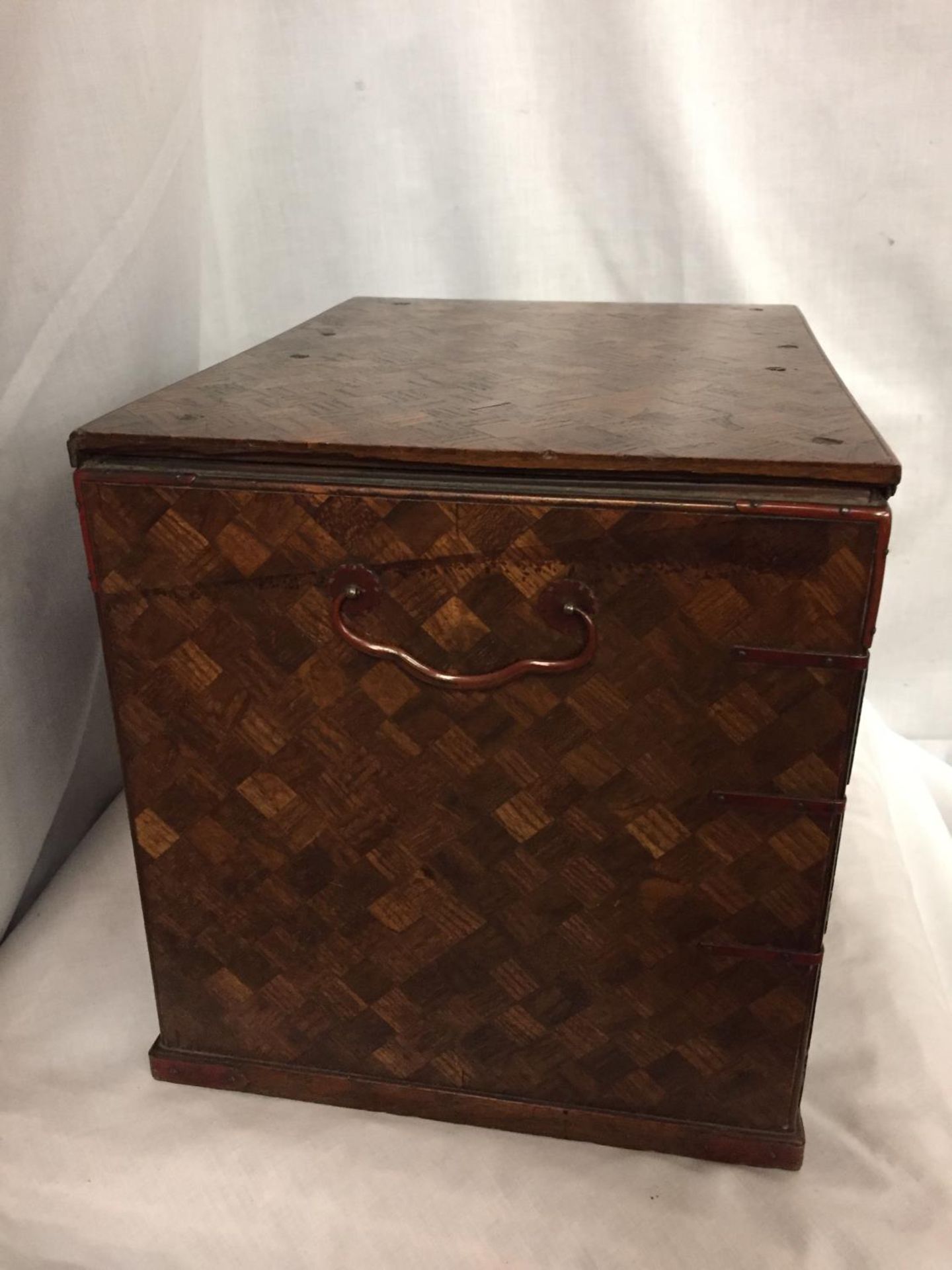 A MINATURE PARQUE WOODEN CHEST WITH DRAWERS 32CM X 26CM - Image 5 of 6