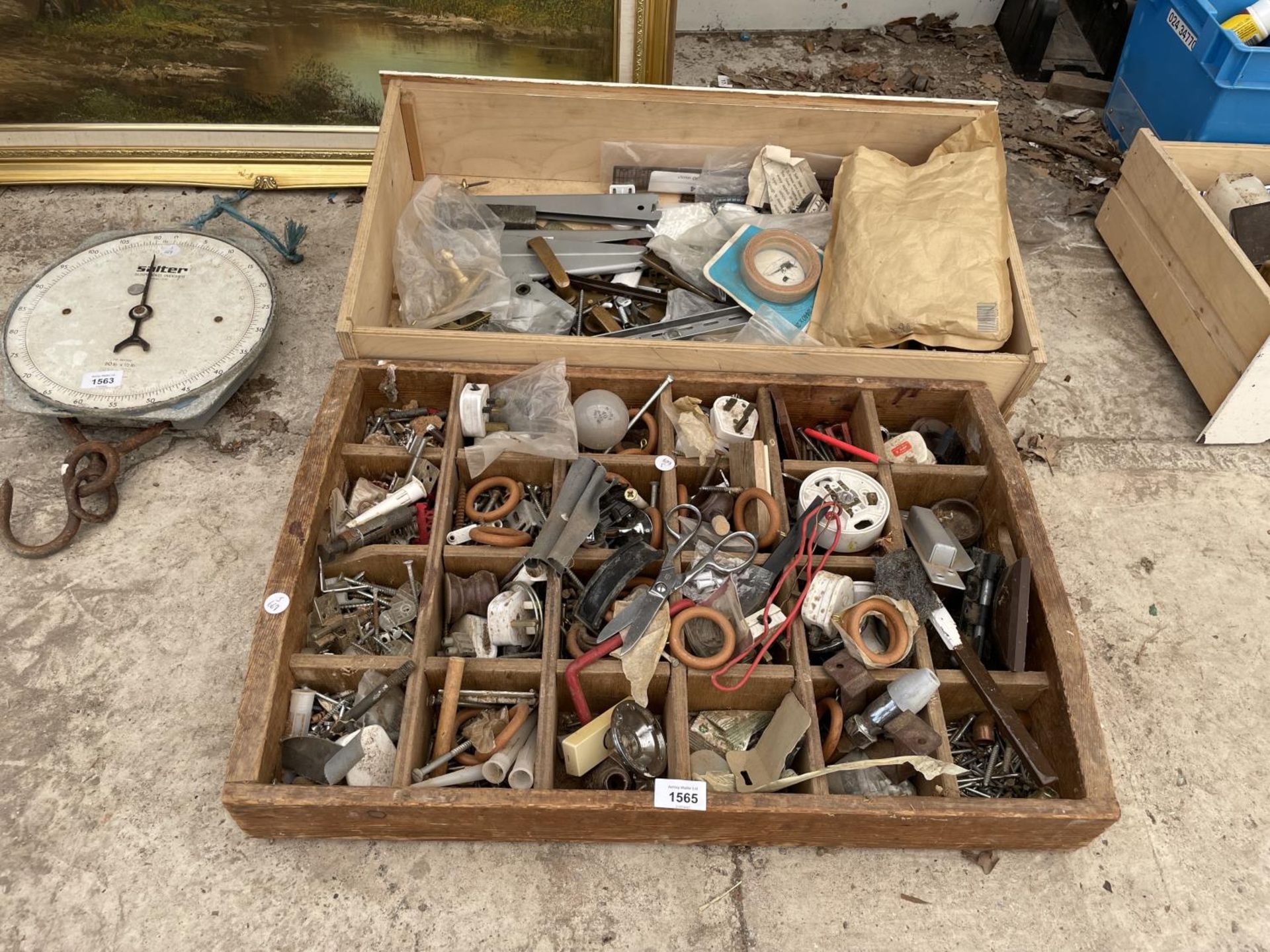AN ASSORTMENT OF HARDWARE ITEMS TO INCLUDE SCREWS, PLUGS AND SHELVING BRACKETS ETC