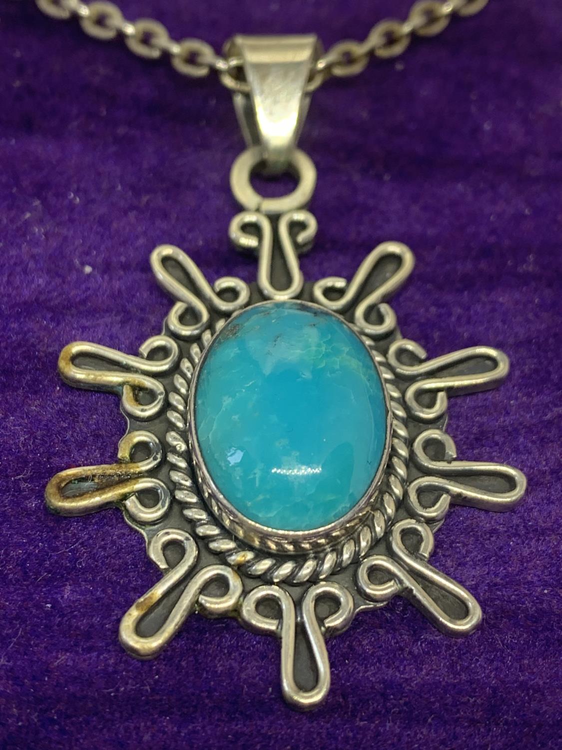 A SILVER NECKLACE WITH A NAVAJO STONE PENDANT IN A PRESENTATION BOX - Image 2 of 3