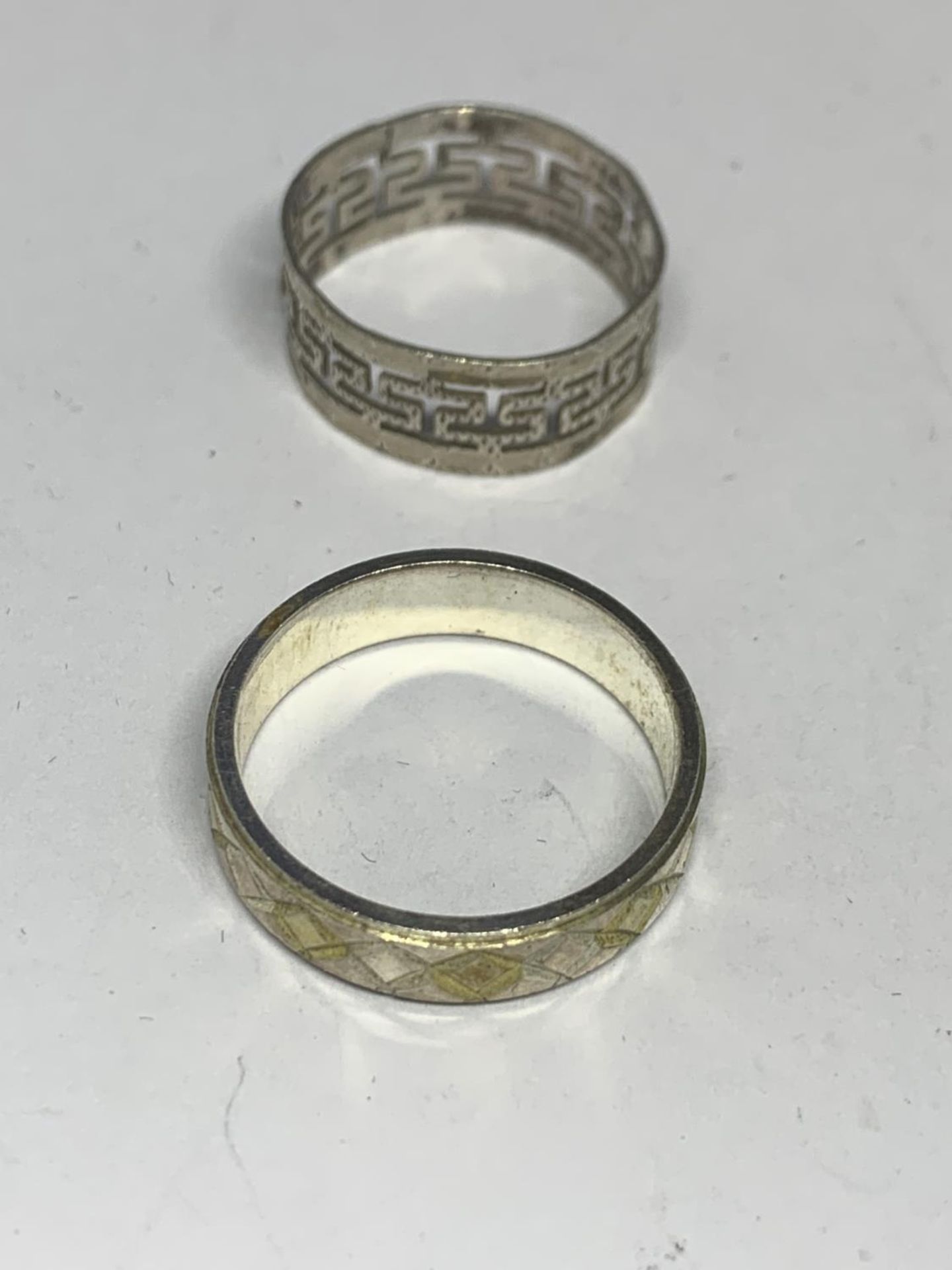 FIVE VARIOUS SILVER RINGS - Image 2 of 3