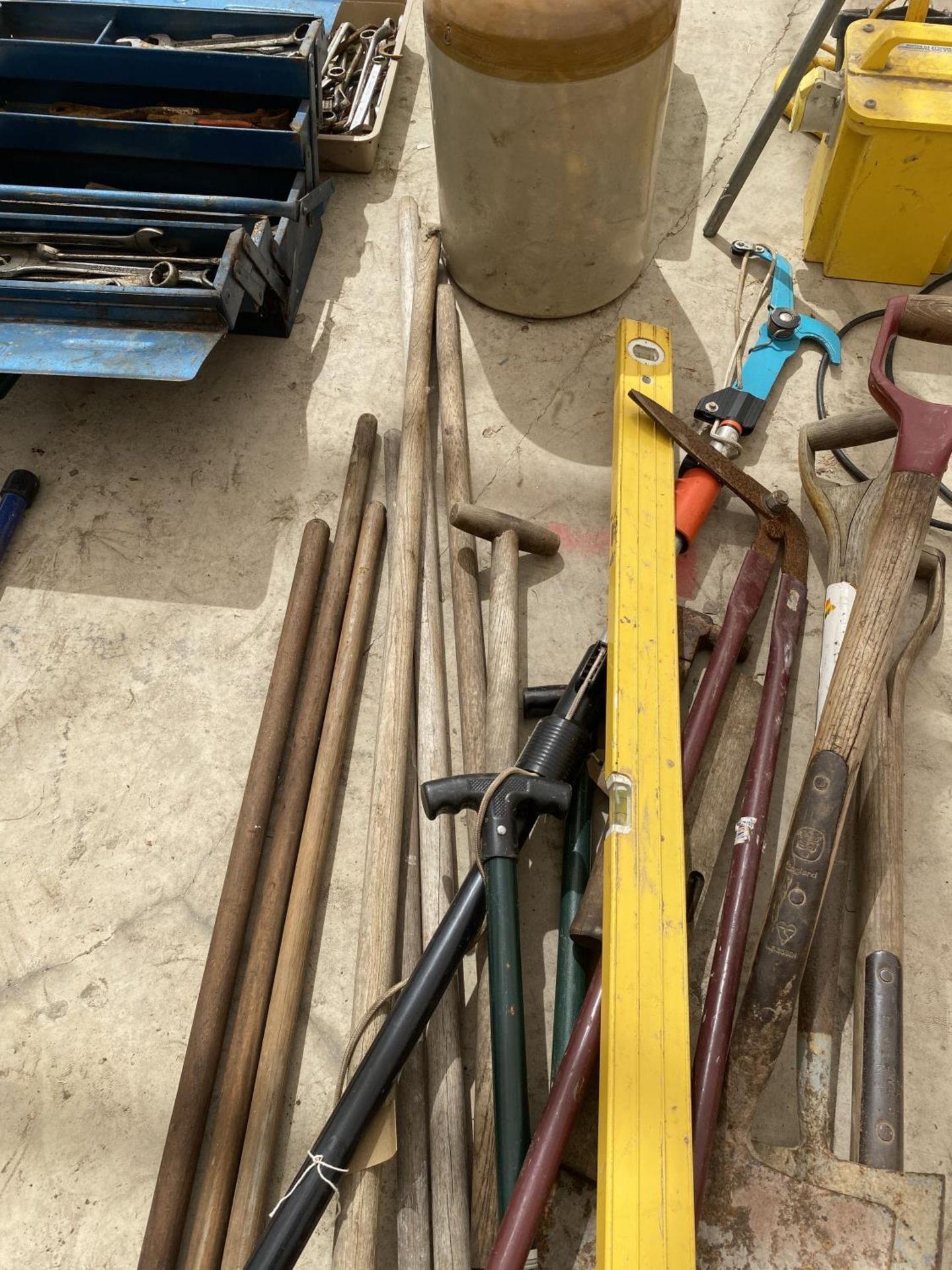 AN ASSORTMENT OF GARDEN TOOLS TO INCLUDE SHOVELS, RAKES AND TURF CUTTERS ETC - Image 3 of 4