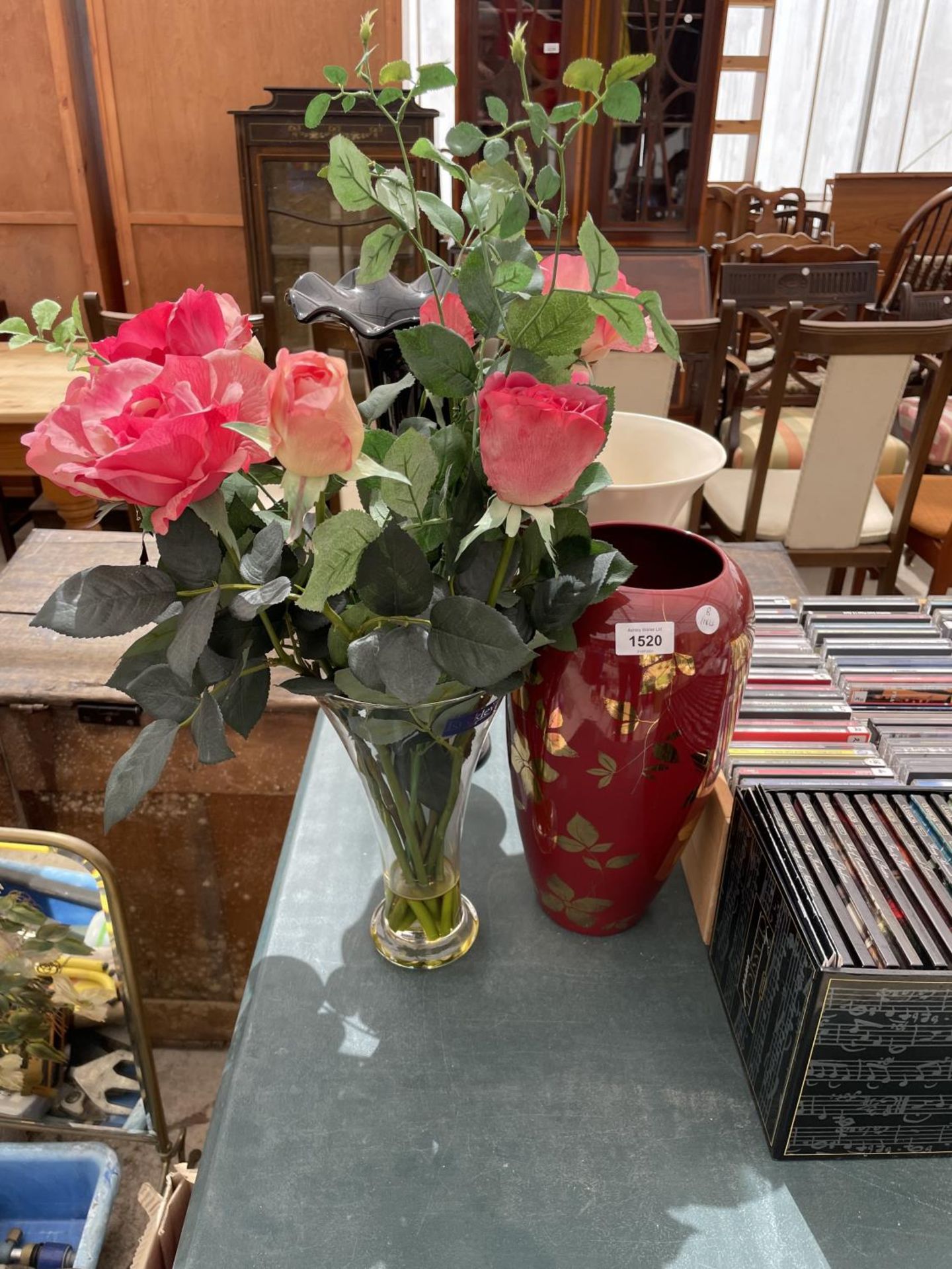 AN ASSORTMENT OF VASES TO INCLUDE ARTIFICIAL FLOWERS - Image 2 of 4