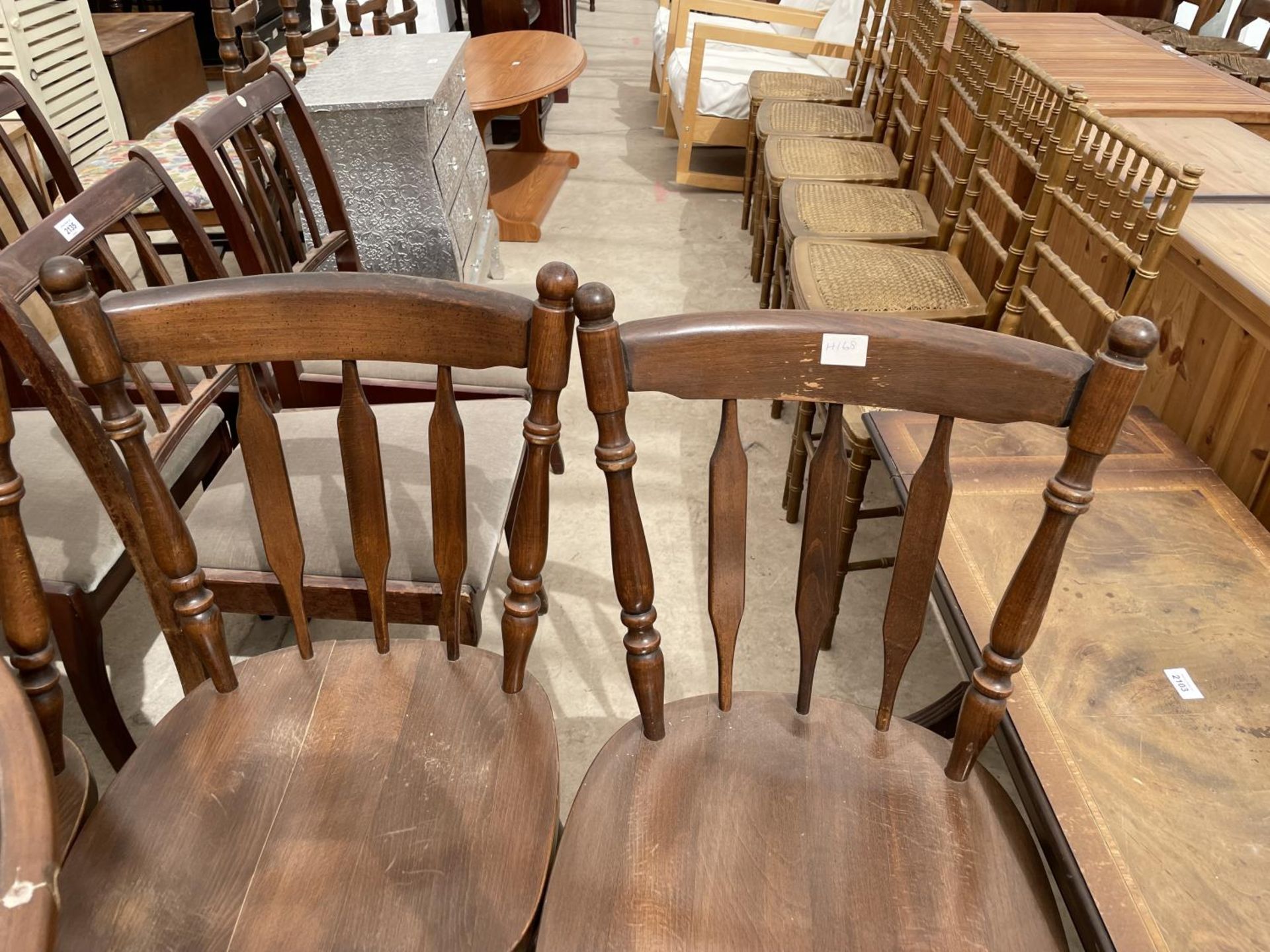 A MODERN EXTENDING DINING TABLE AND SIX MATCHING CHAIRS - Image 4 of 6