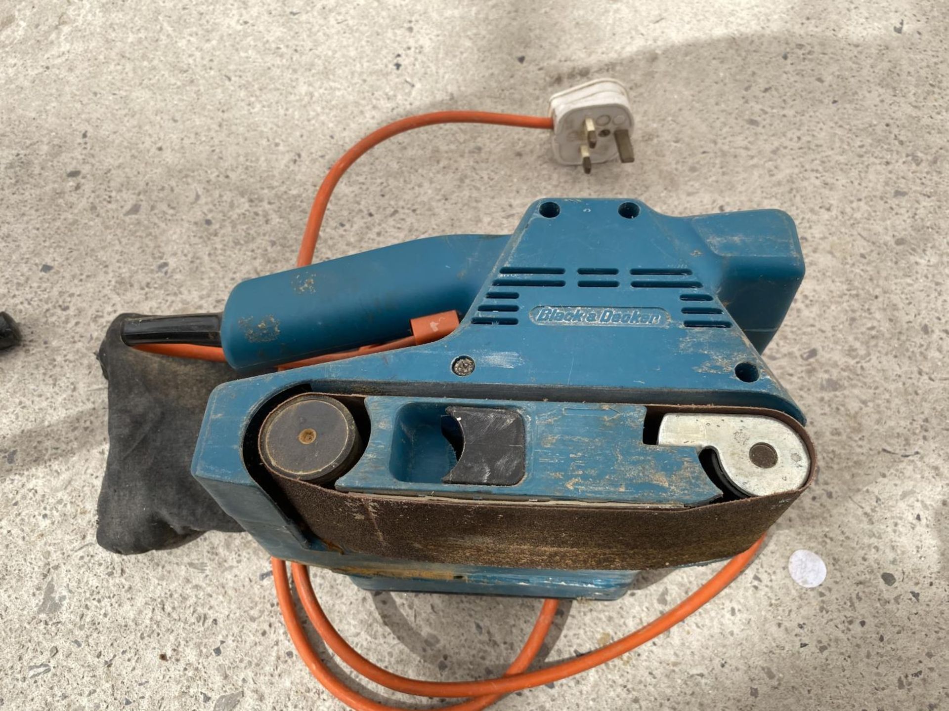 A BOSCH BELT SANDER AND A BLACK AND DECKER BELT SANDER - Image 3 of 3