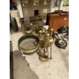 AN ASSORTMENT OF BRASS ITEMS TO INCLUDE A MAGAZINE RACK, FIRE SIDE COMPANION SET AND OIL LAMP ETC