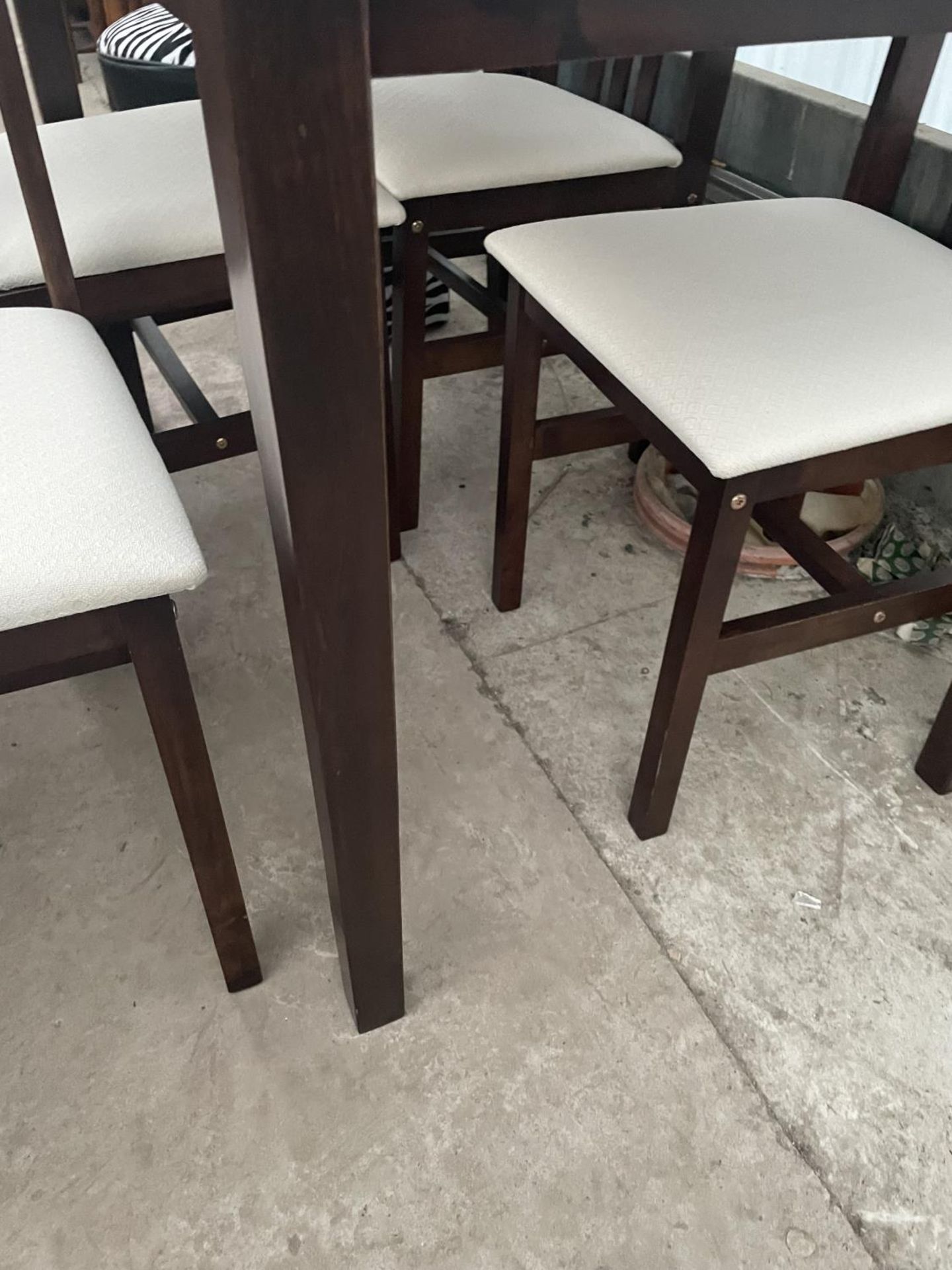 A MODERN DINING TABLE AND FOUR CHAIRS - Image 3 of 5