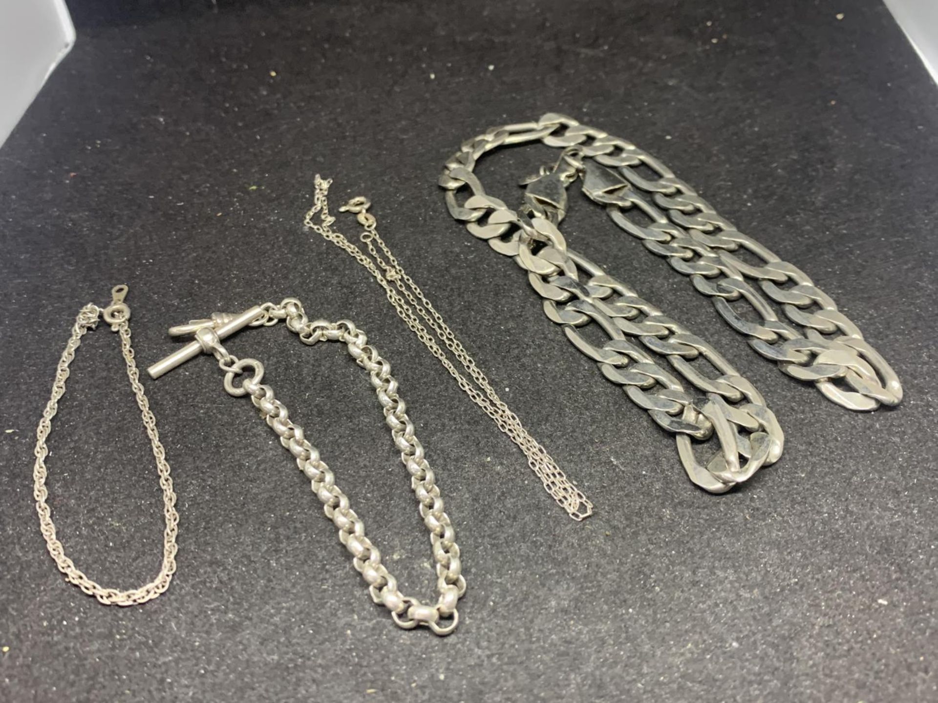 FOUR ITEMS OF SILVER JEWELLERY TO INCLUDE A HEAVY NECKLACE, FURTHER NECKLACE, A T BAR ALBERT CHAIN - Image 2 of 2