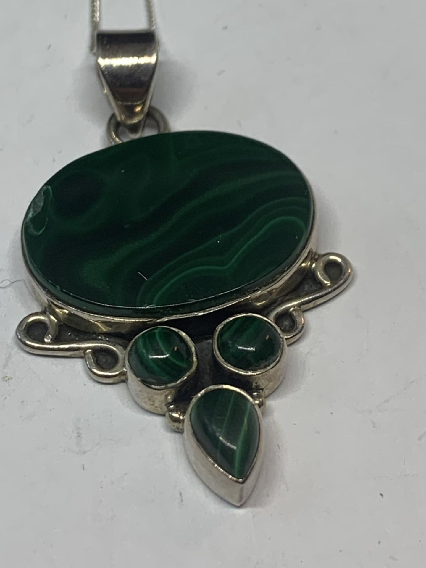 A SILVER NECKLACE WITH A GREEN STONE PENDANT AND A RING IN A FLOWER DESIGN WITH A PRESENTATION BOX - Image 2 of 3