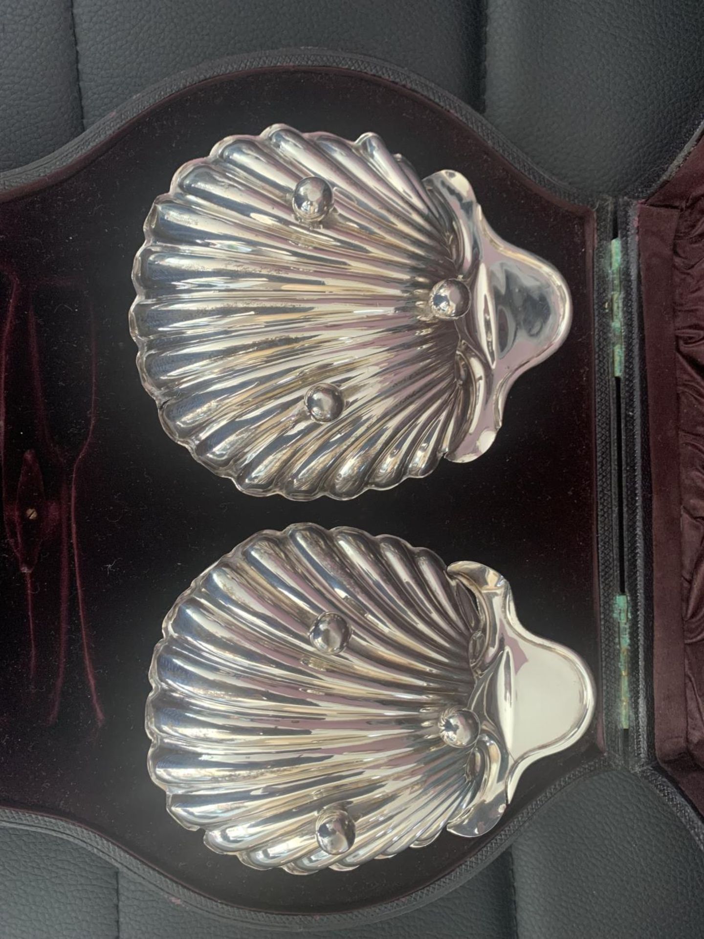 A PAIR OF HALLMARKED LONDON SILVER OYSTER SHELL STYLE DISHES WITH A PRESENTATION BOX ROBERT JONES - Image 5 of 5