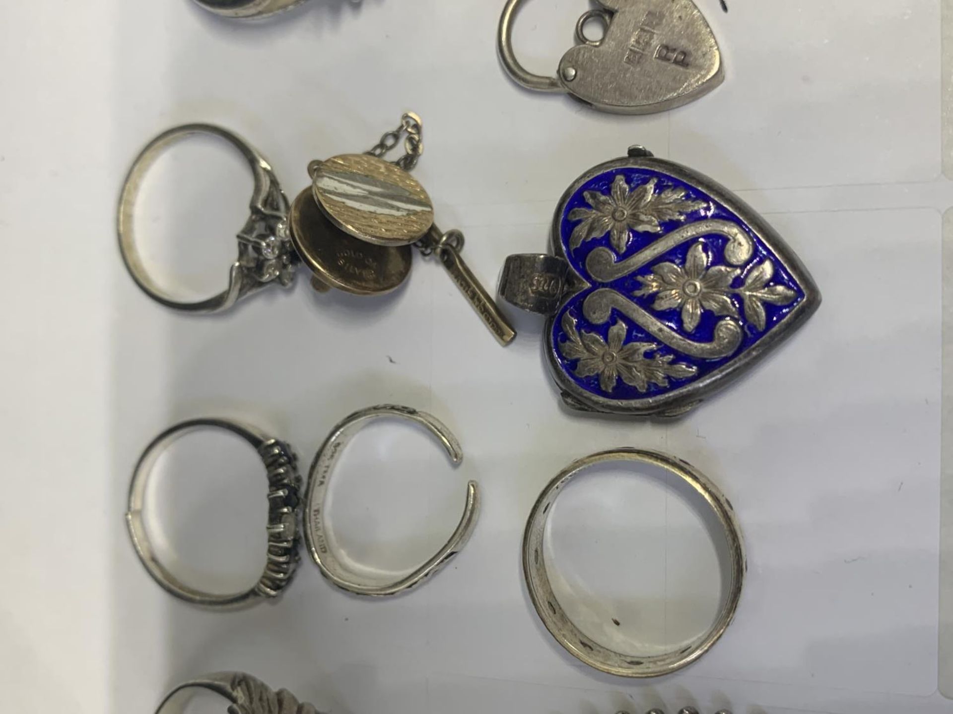 A COLLECTION OF SILVER ITEMS TO INCLUDE RINGS, PENDANTS ETC - Image 3 of 4