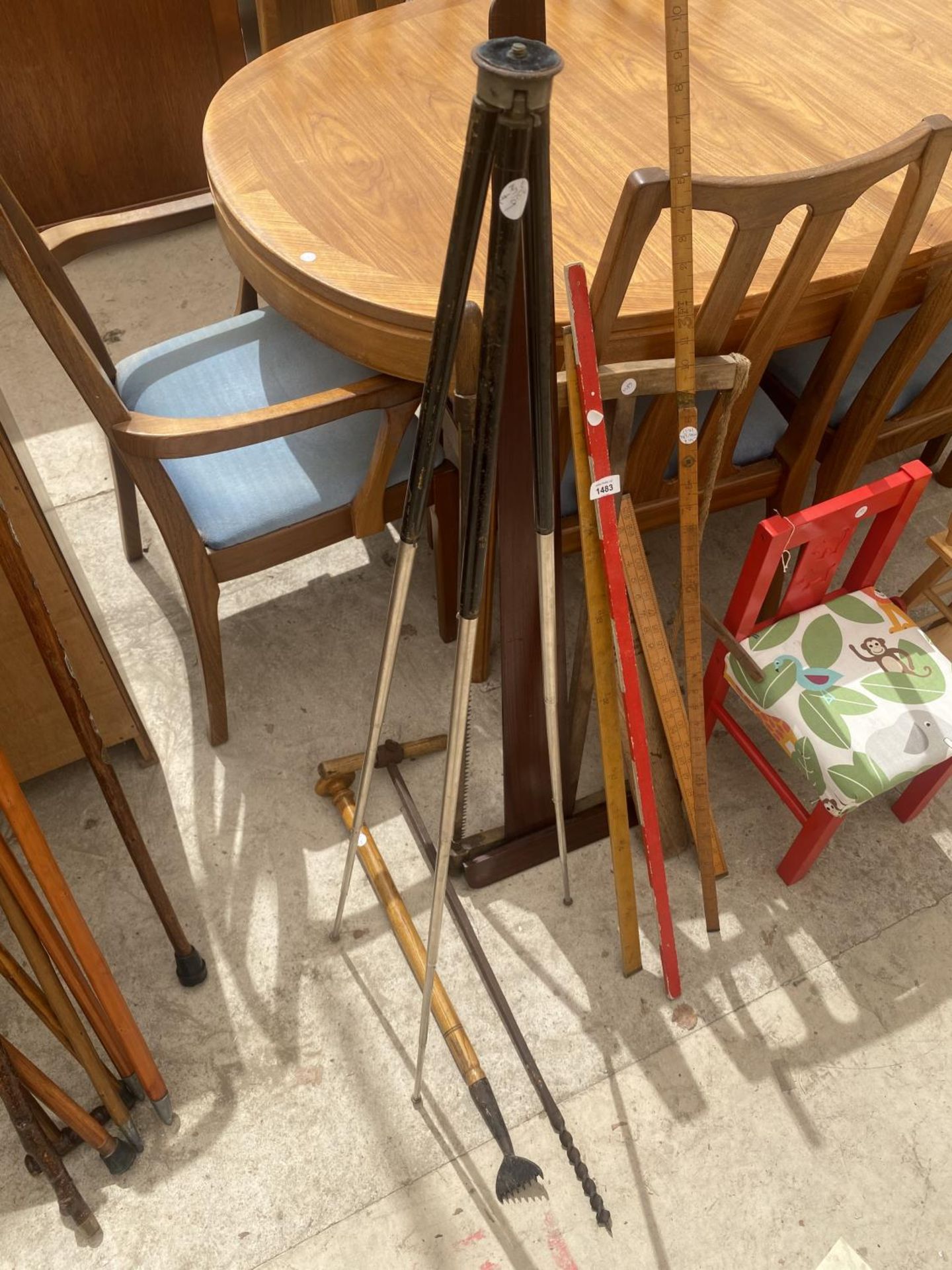 AN ASSORTMENT OF ITEMS TO INCLUDE A SAW, A TRIPOD AND MEASURING STICKS ETC - Image 2 of 5