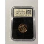 A UK GOLD SOVEREIGN, QUEEN ELIZABETH 11, 2015, SUPERBLY BOXED, WITH CERTIFICATE OF AUTHENTICITY