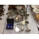 A COLLECTION OF SILVER PLATED ITEMS TO INCLUDE PLATES, DISHES AND TANKARDS ETC