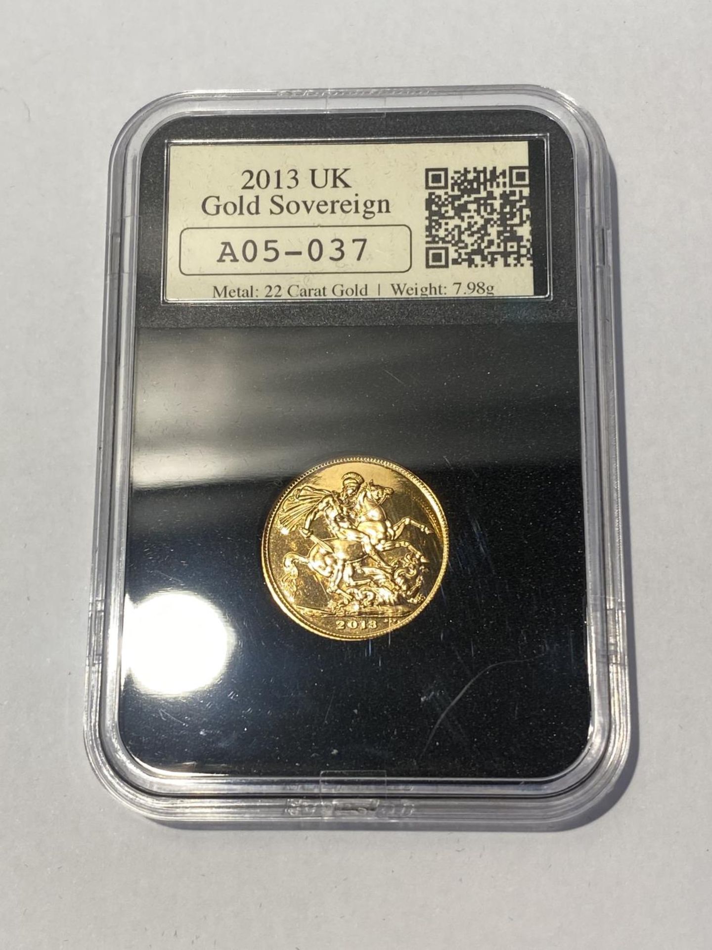 A UK GOLD SOVEREIGN, HALF SOVEREIGN AND QUARTER SOVEREIGN, QUEEN ELIZABETH 11, 2013, NEATLY - Image 2 of 6