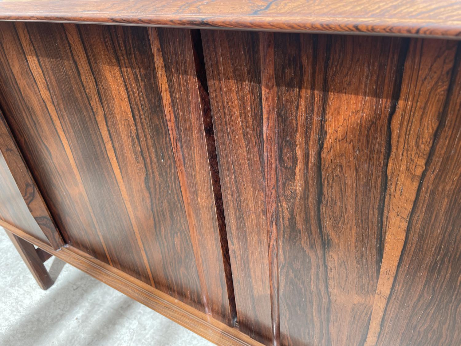 A RETRO HARDWOOD SIDEBOARD WITH FOUR SLIDING DOORS - Image 5 of 11