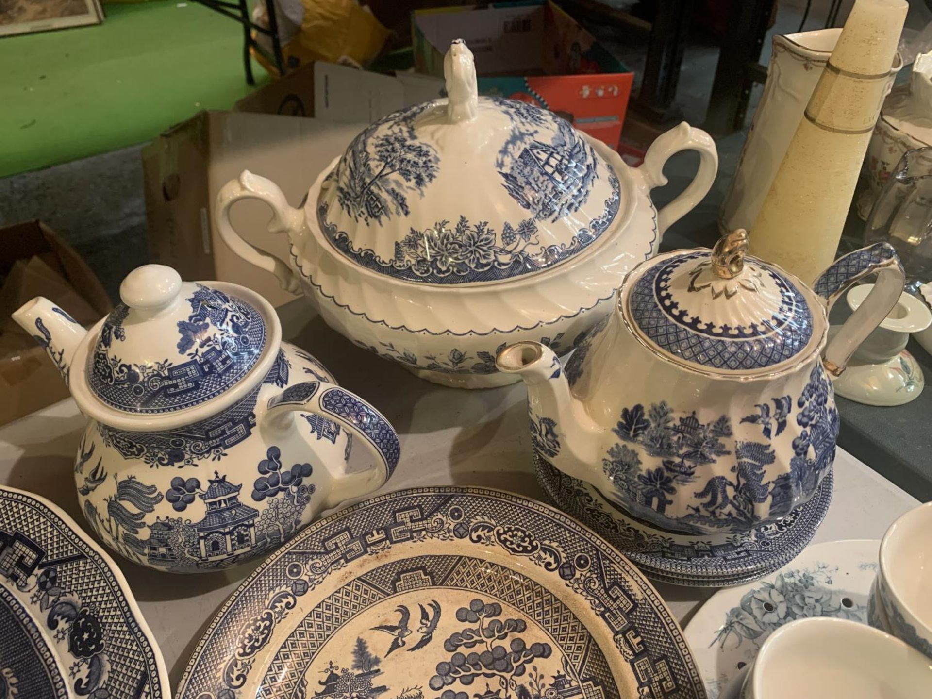 A LARGE ASSORTMENT OF BLUE AND WHITE DECORATIVE CERAMICS TO INCLUDE TEAPOTS, PLATES AND PLACE MATS - Image 4 of 4