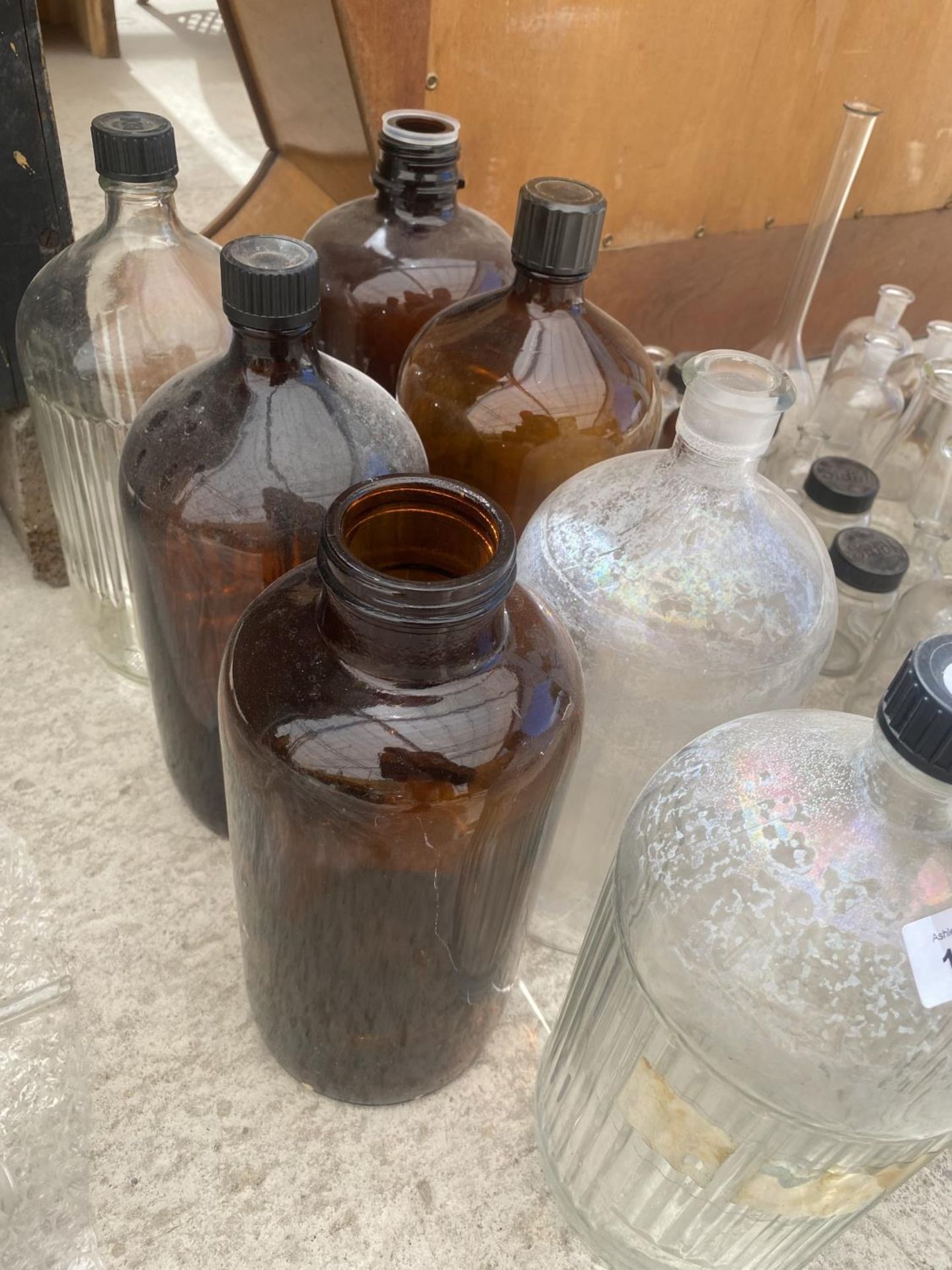 AN ASSORTMENT OF LARGE GLASS LAB BOTTLES - Image 3 of 4