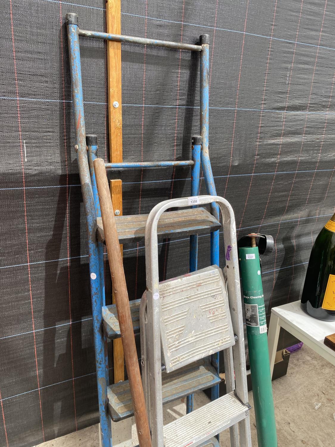 A FIVE RUNG TUBULAR METAL STEP LADDER AND A FURTHER THREE RUNG ALLUMINIUM STEP LADDER - Image 3 of 4