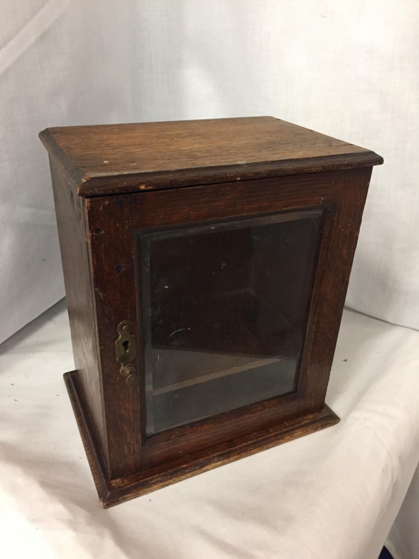 AN MINATURE OAK GLASS FRONTED CABINET HEIGHT 25CM