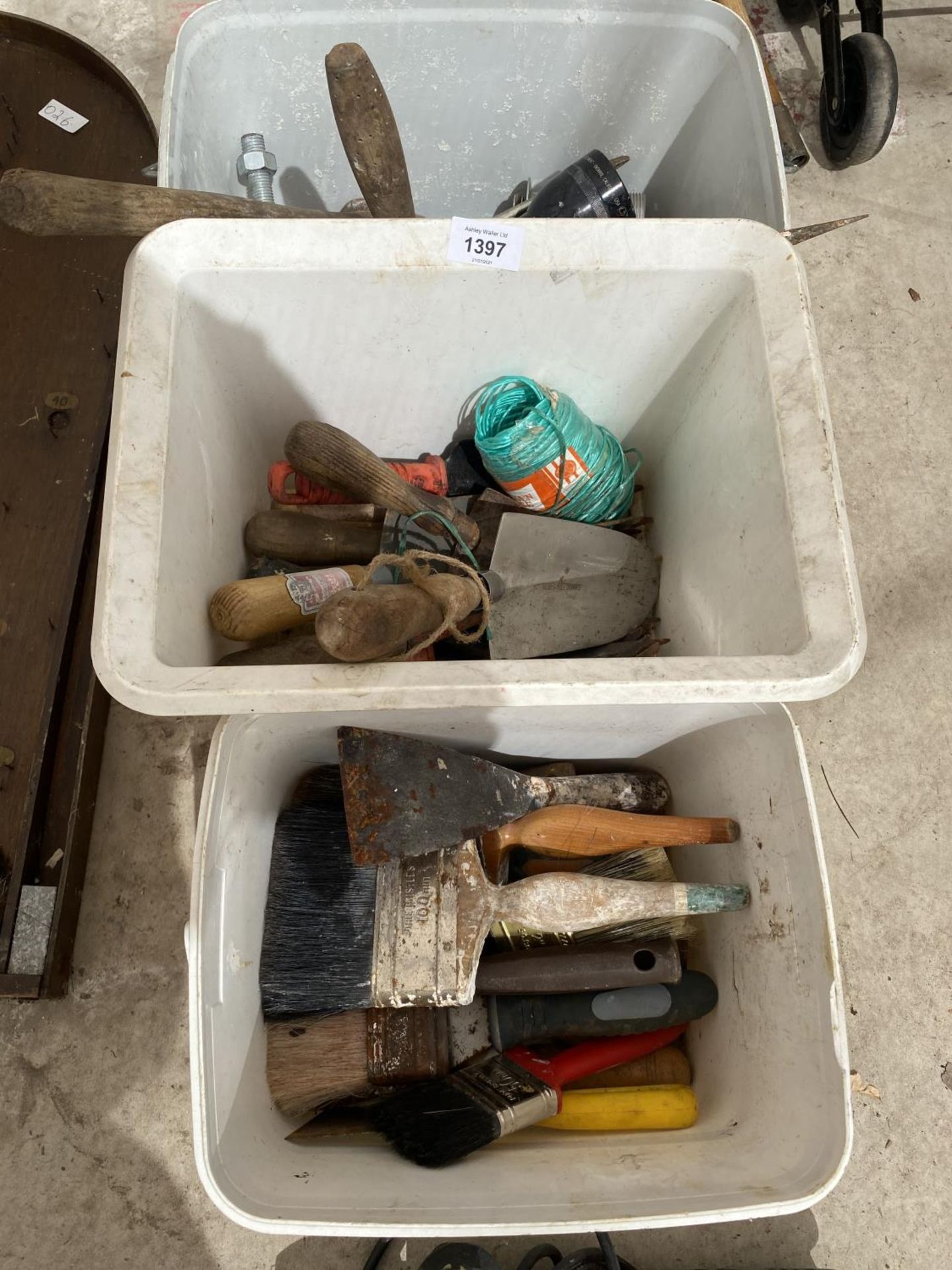 AN ASSORTMENT OF ITEMS TO INCLUDE PAINT BRUSHES, TROWELS AND AN IMPACT DRILL - Image 3 of 4
