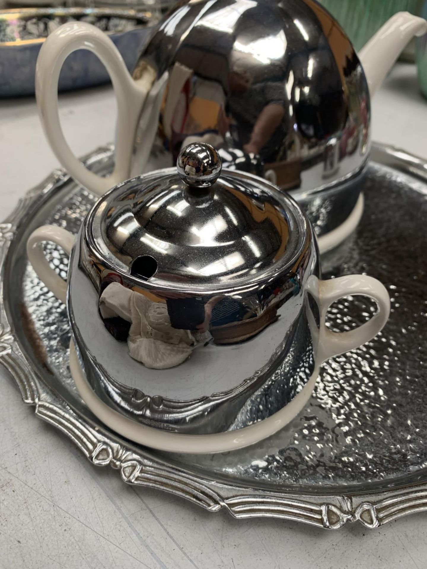 A RETRO STYLE SILVER PLATED AND CERAMIC TEAPOT, JUG AND SUGAR BOWL ON A PLATED TRAY - Image 5 of 5