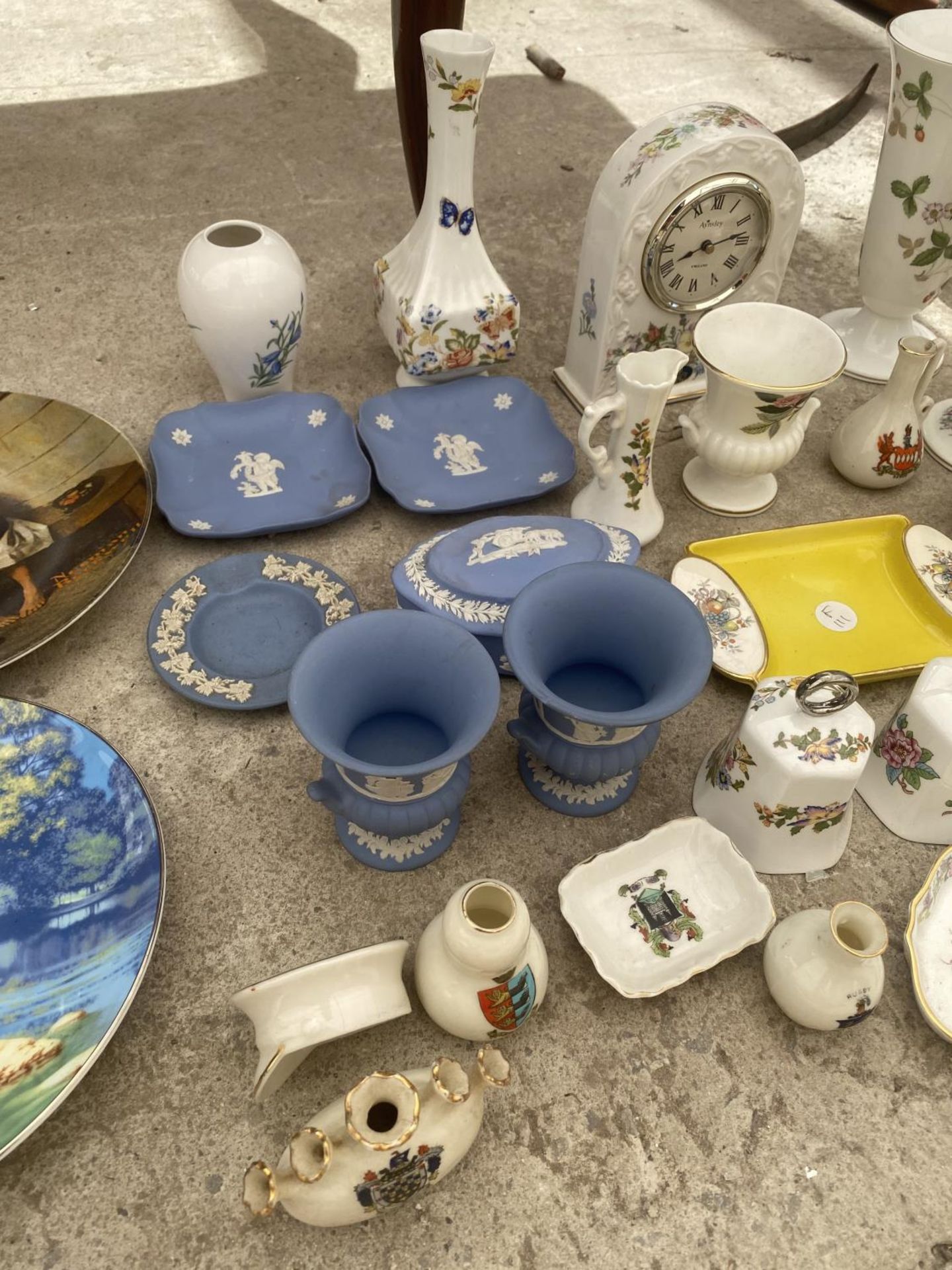 A LARGE QUANTITY OF CERAMIC WARE TO INCLUDE WEDGWOOD, ROYAL DOULTON AND ROYAL ALBERT ETC - Image 3 of 5