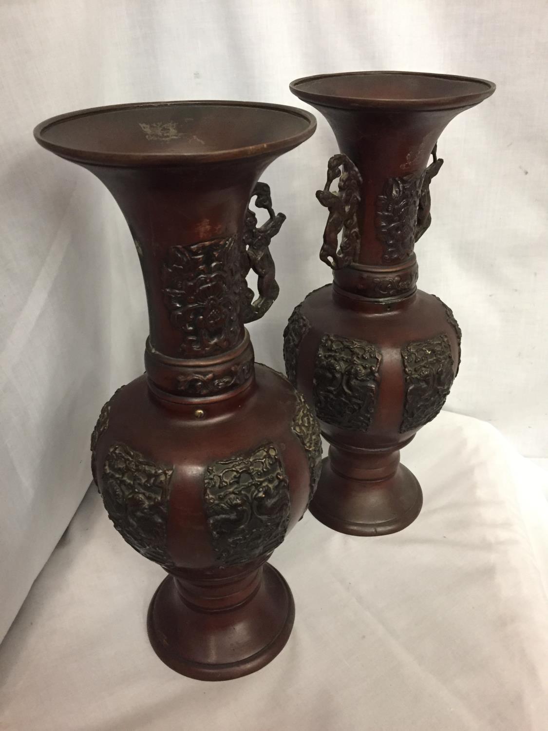 TWO DECORATIVE BRONZE URNS, ONE TOP NEEDS RE-AFFIXING, ONE MISSING HANDLE 38CM HIGH - Image 4 of 4