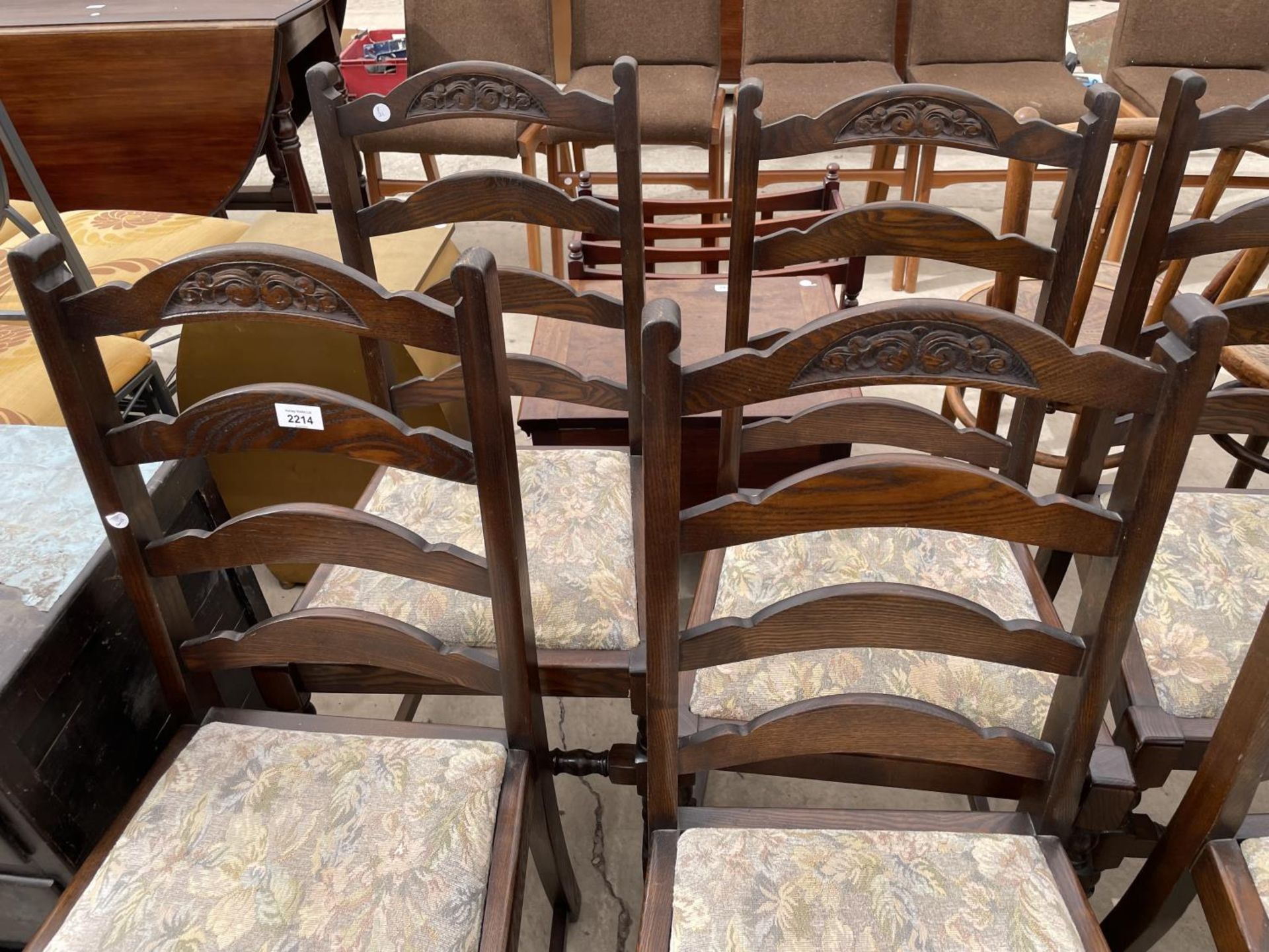 A SET OF SIX OAK REPRODUCTION LADDERBACK DINING CHAIRS ON TURNED LEGS - Image 2 of 6